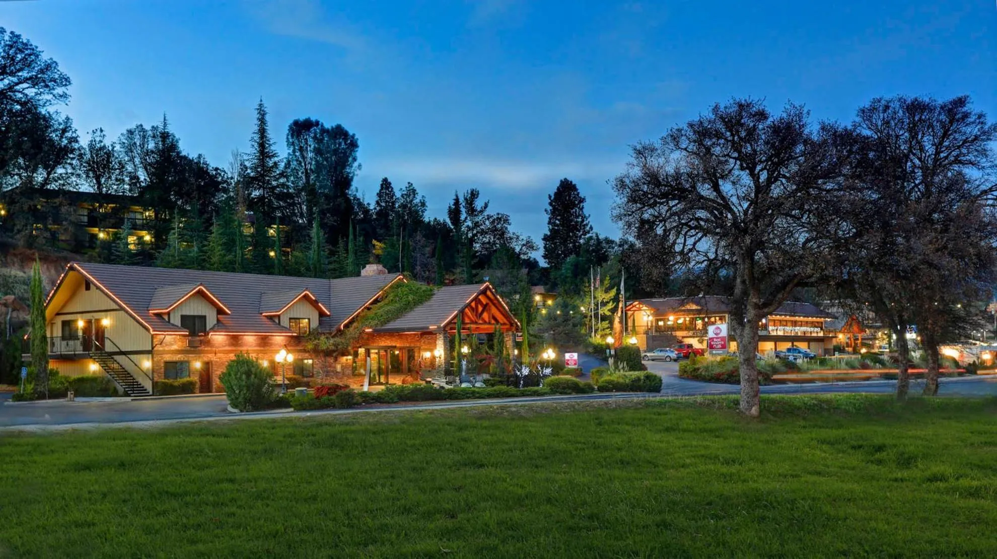 Property building in Best Western Plus Yosemite Gateway Inn