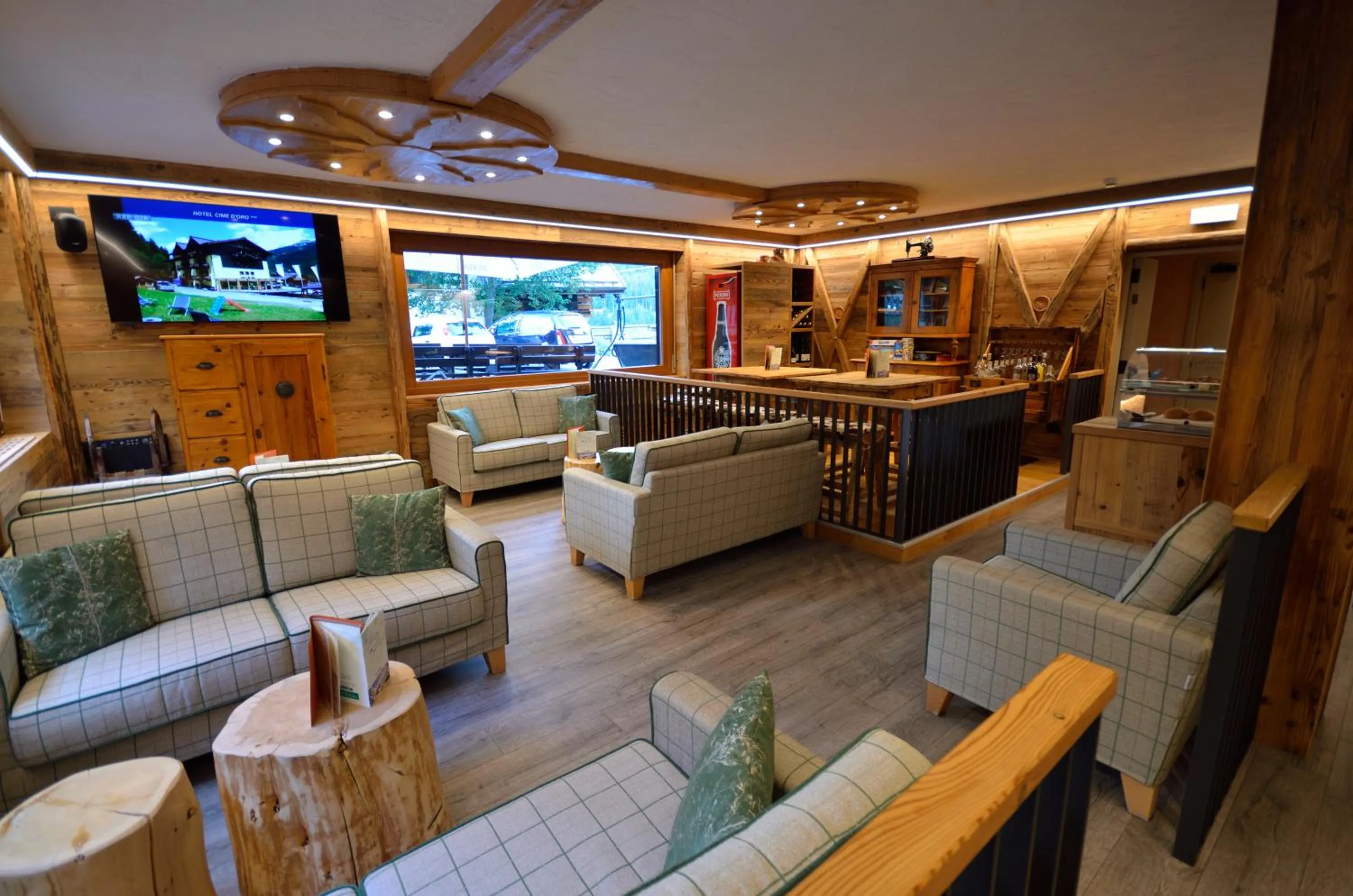 Communal lounge/ TV room in Hotel Cime D'Oro