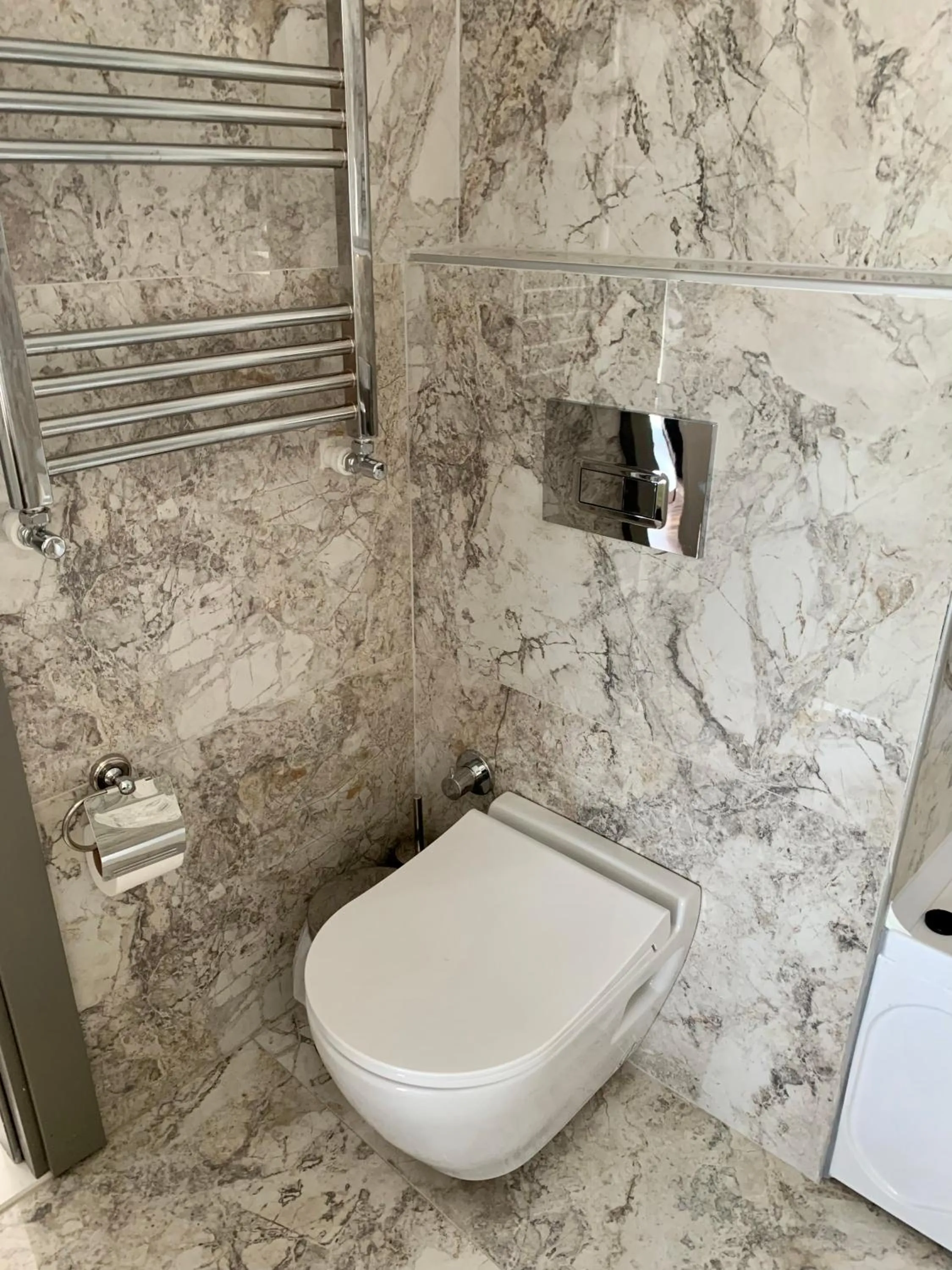 Toilet in Istanbul Park Hotel