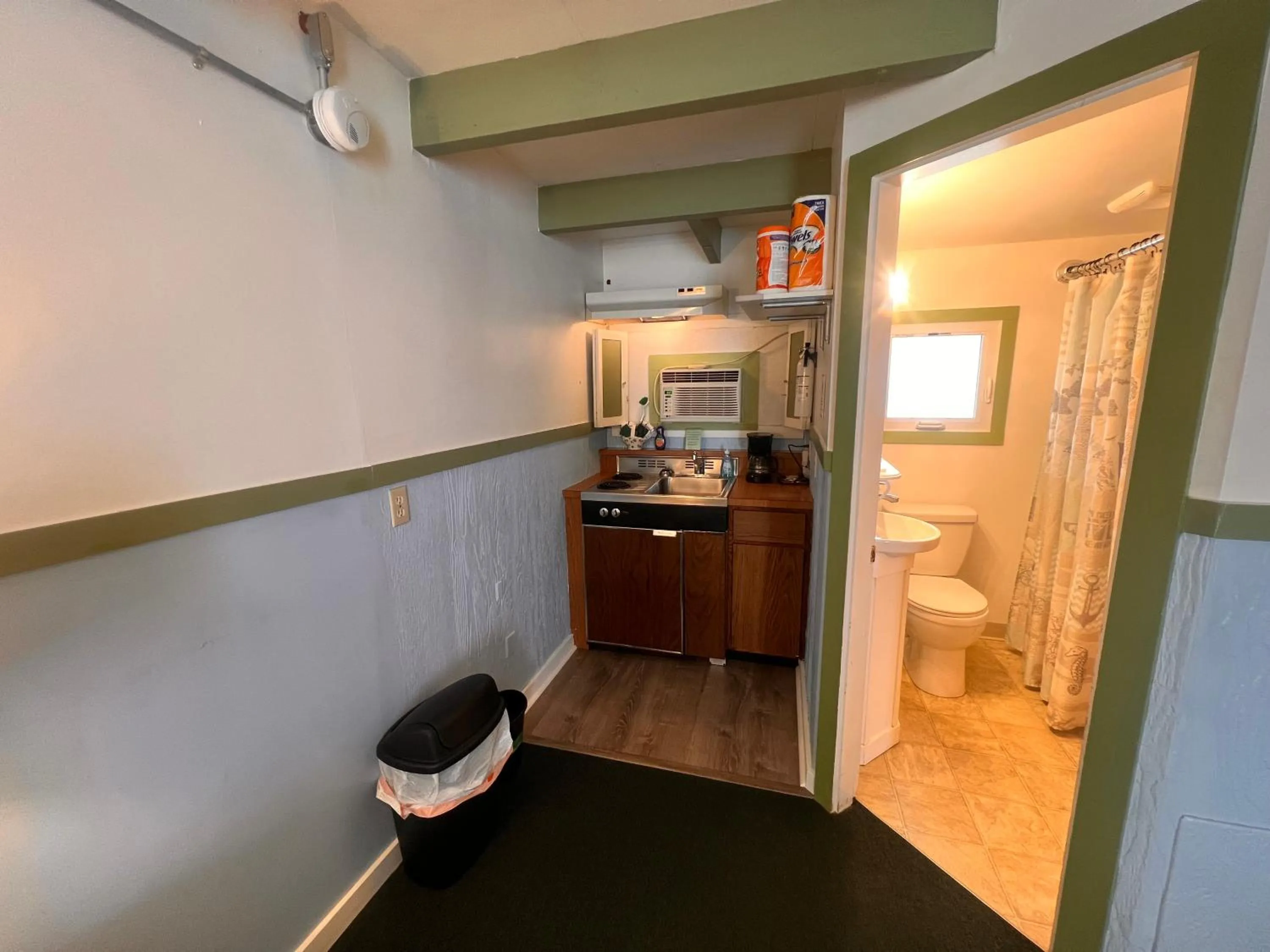 Kitchen or kitchenette in Claddagh Motel & Suites