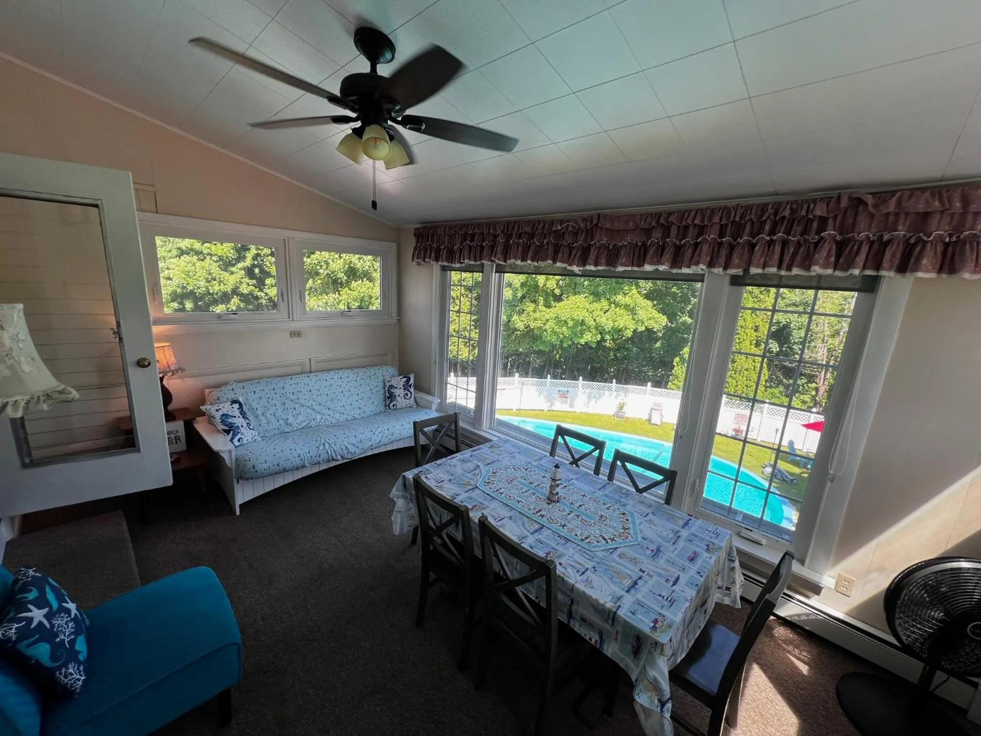 Living room, Bed in Claddagh Motel & Suites