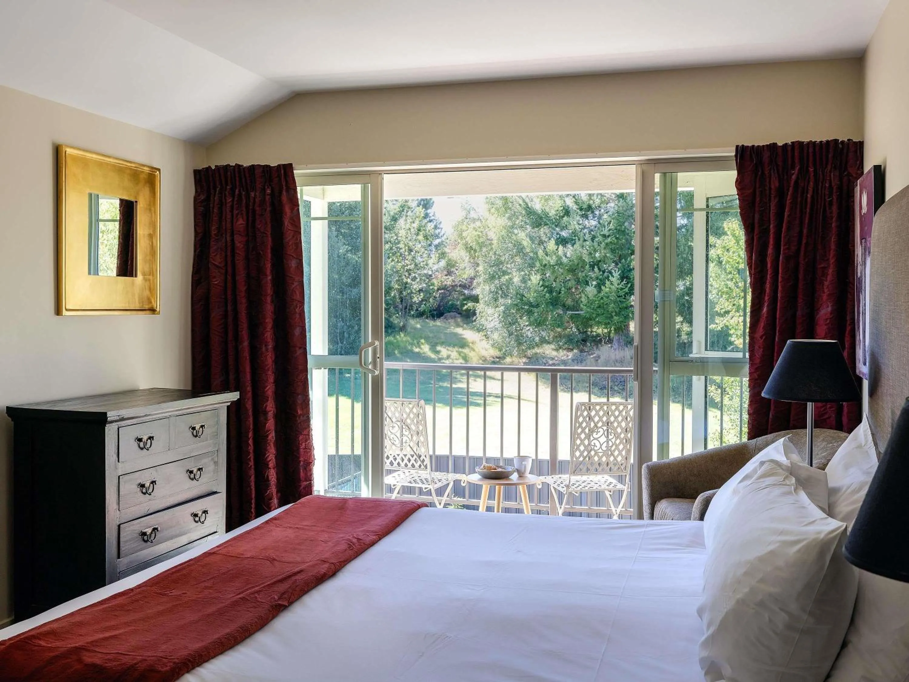 Bedroom, Bed in Mantra Lake Tekapo