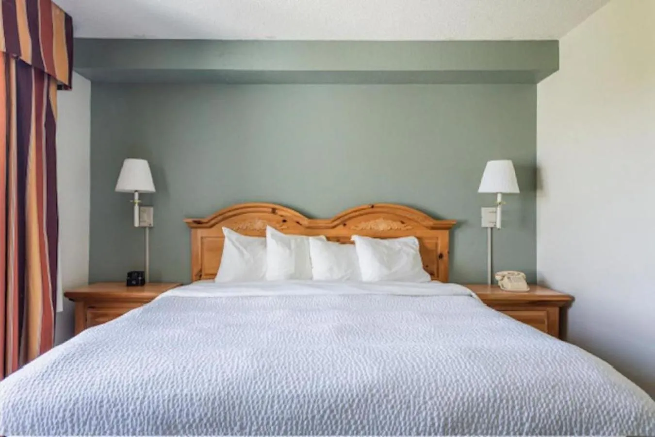 Bedroom, Bed in Lancaster Inn & Suites