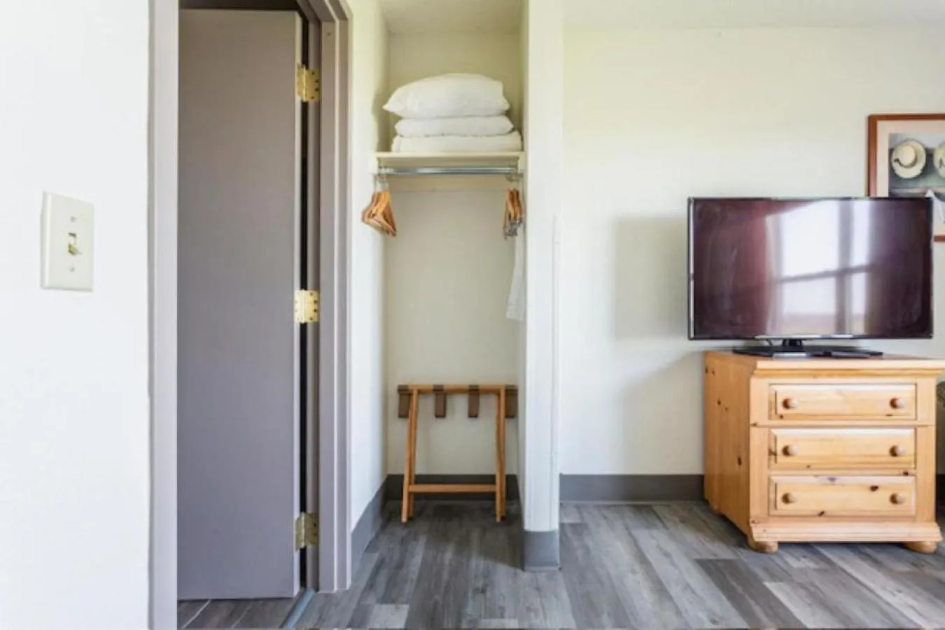 TV and multimedia in Lancaster Inn & Suites