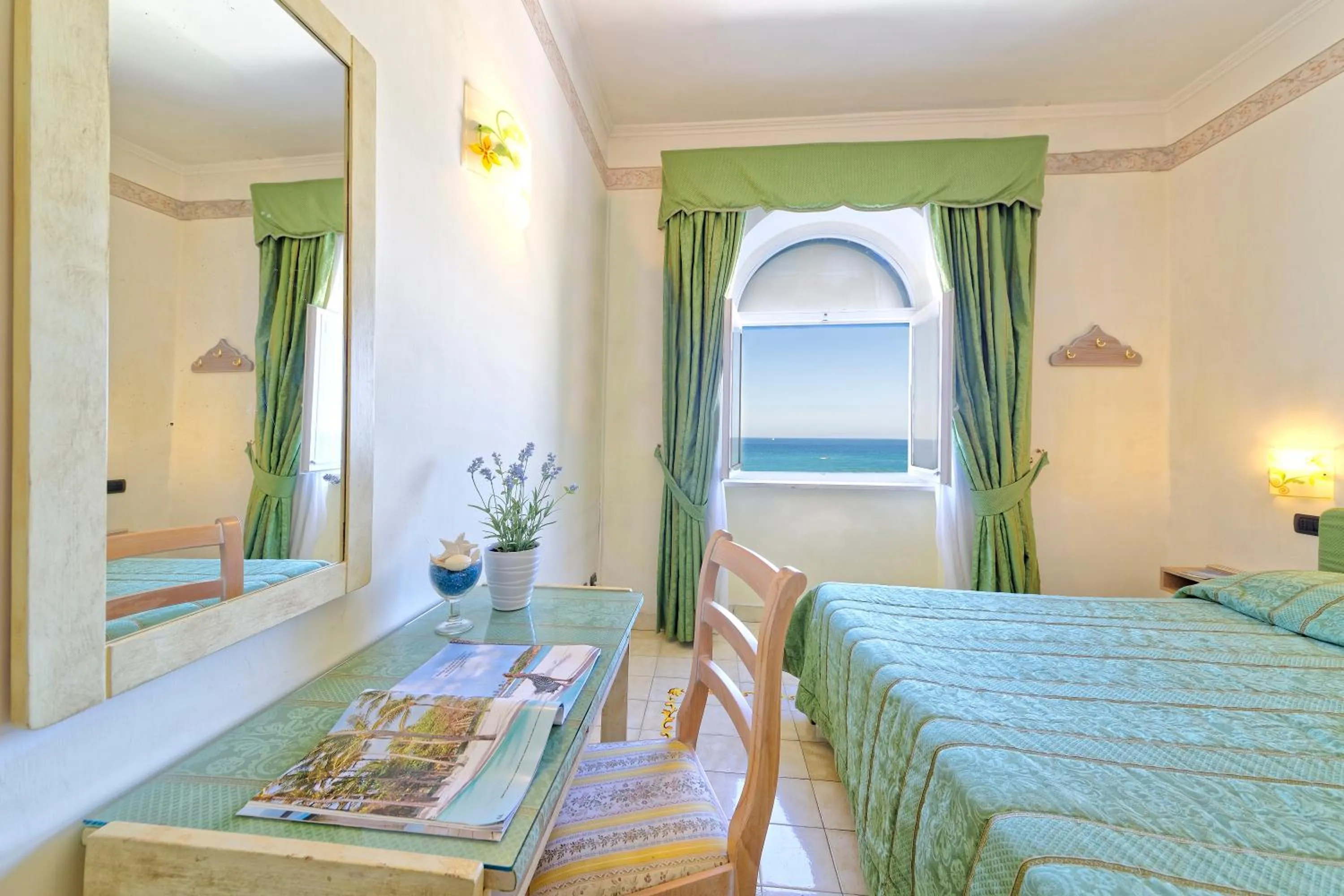 Bed in Hotel Punta Imperatore