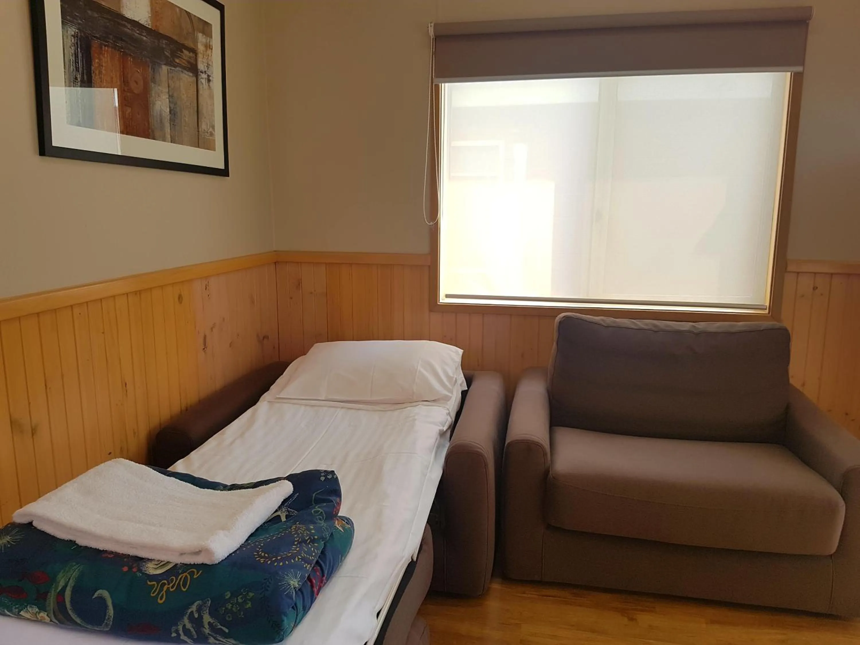 Living room, Bed in Canberra Carotel Motel