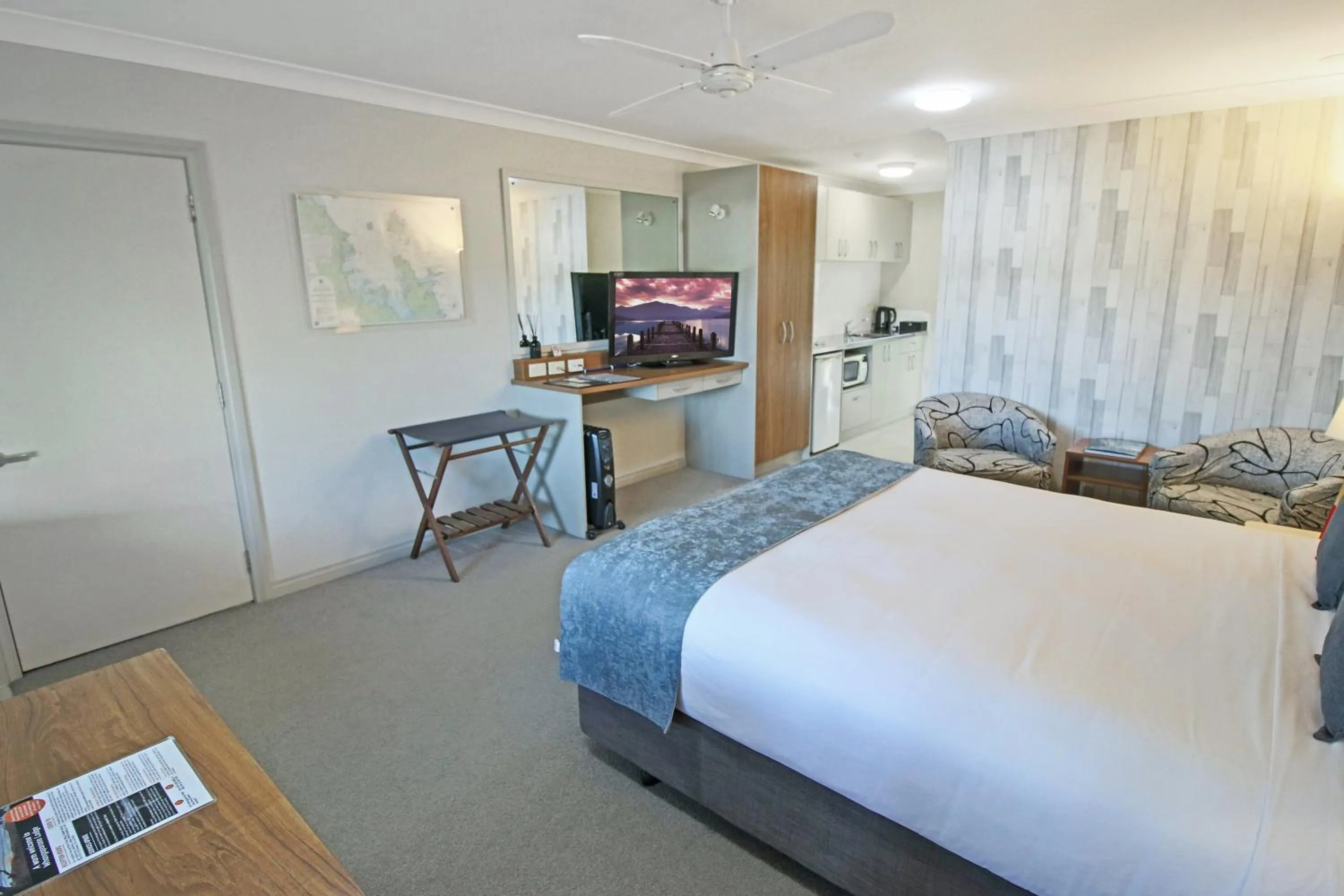 Bed in Whangaparaoa Lodge
