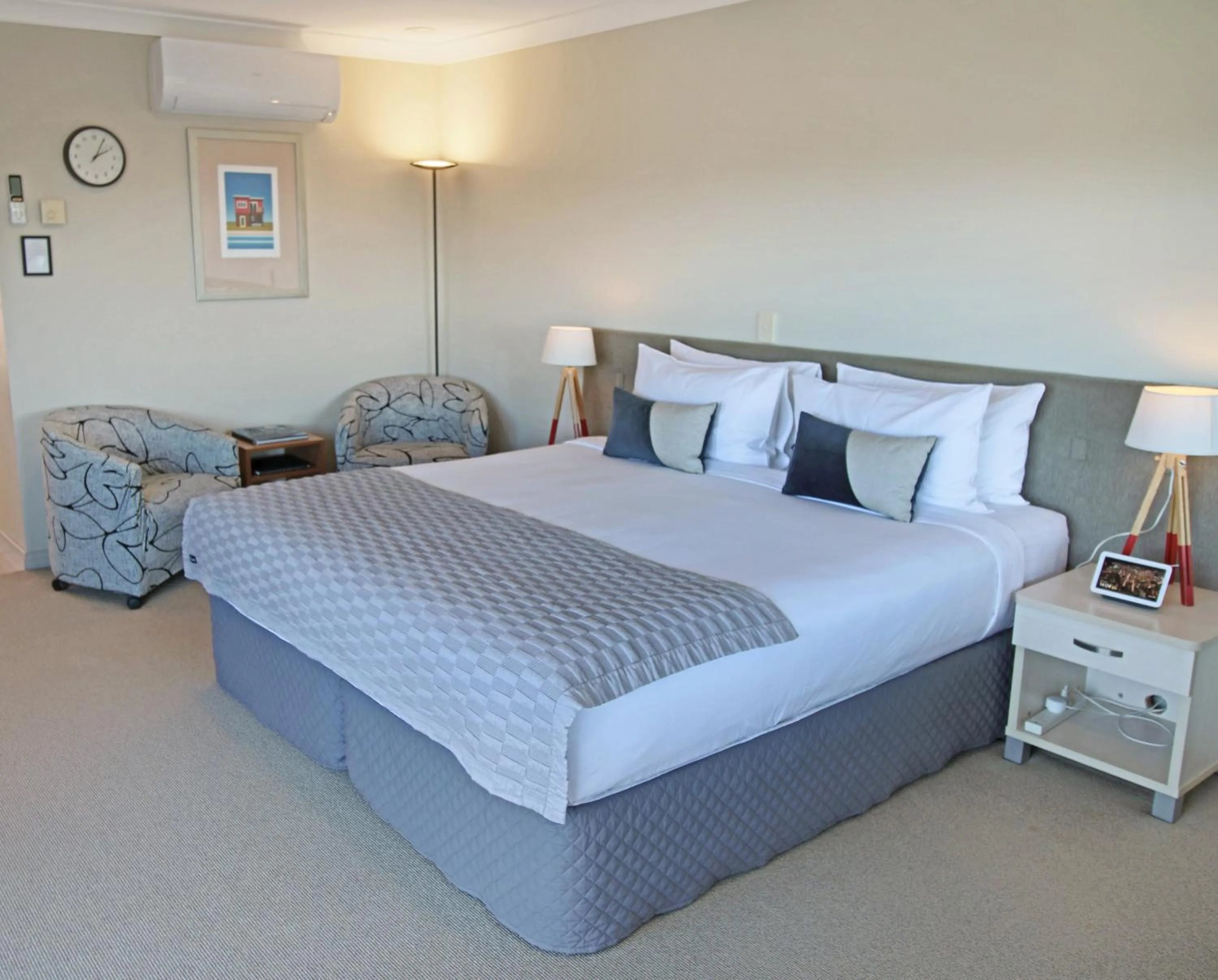 Bed in Whangaparaoa Lodge