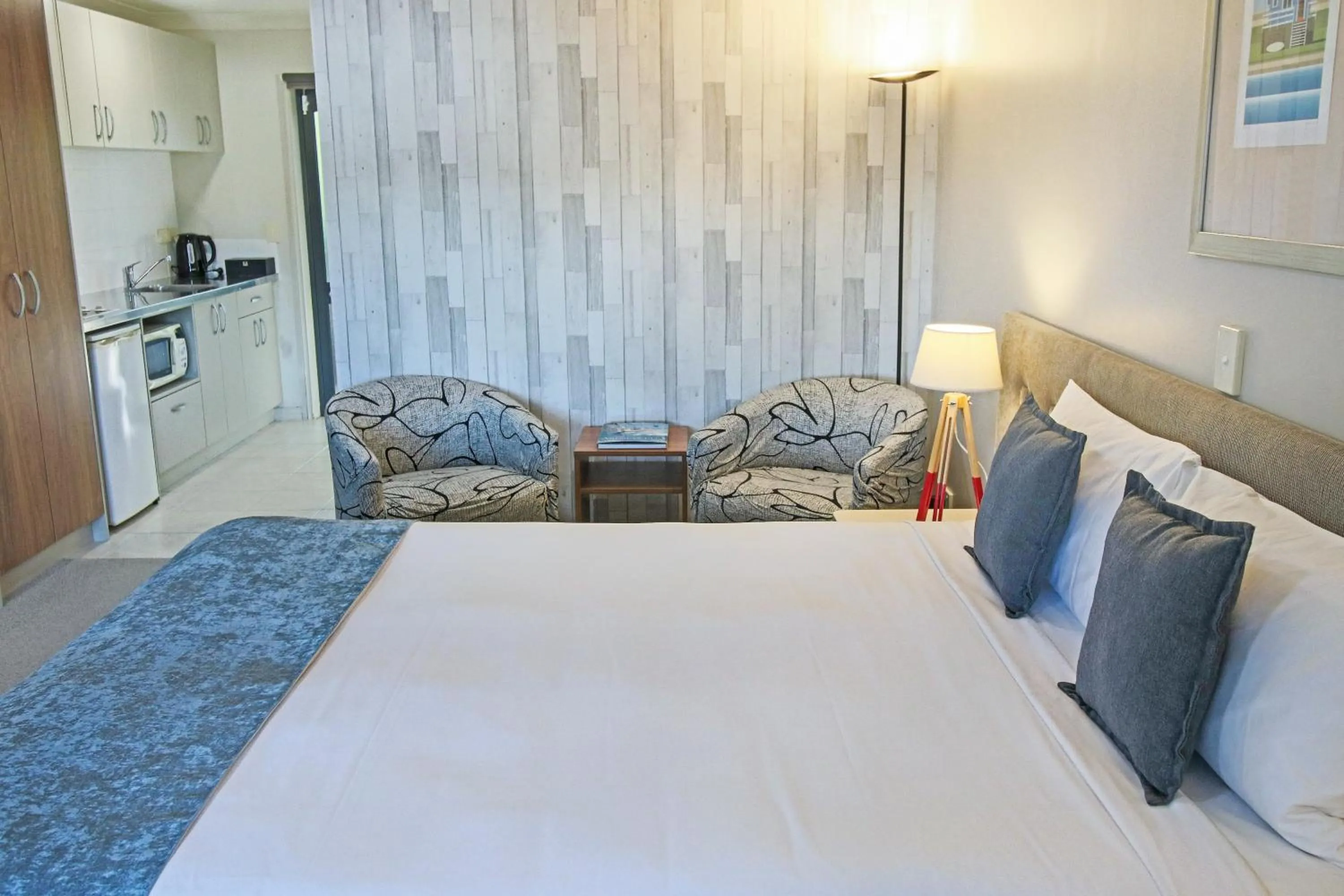 Bed in Whangaparaoa Lodge