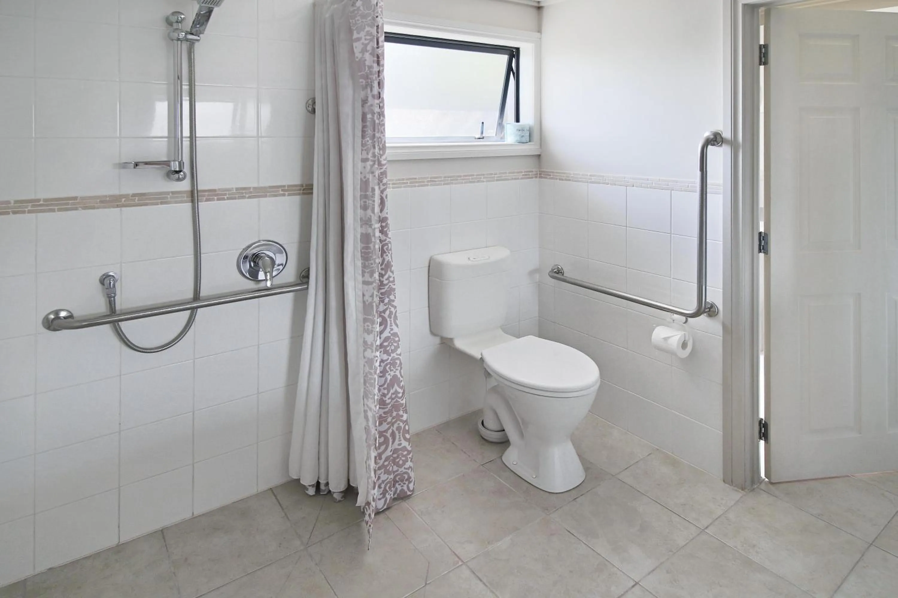 Shower in Whangaparaoa Lodge