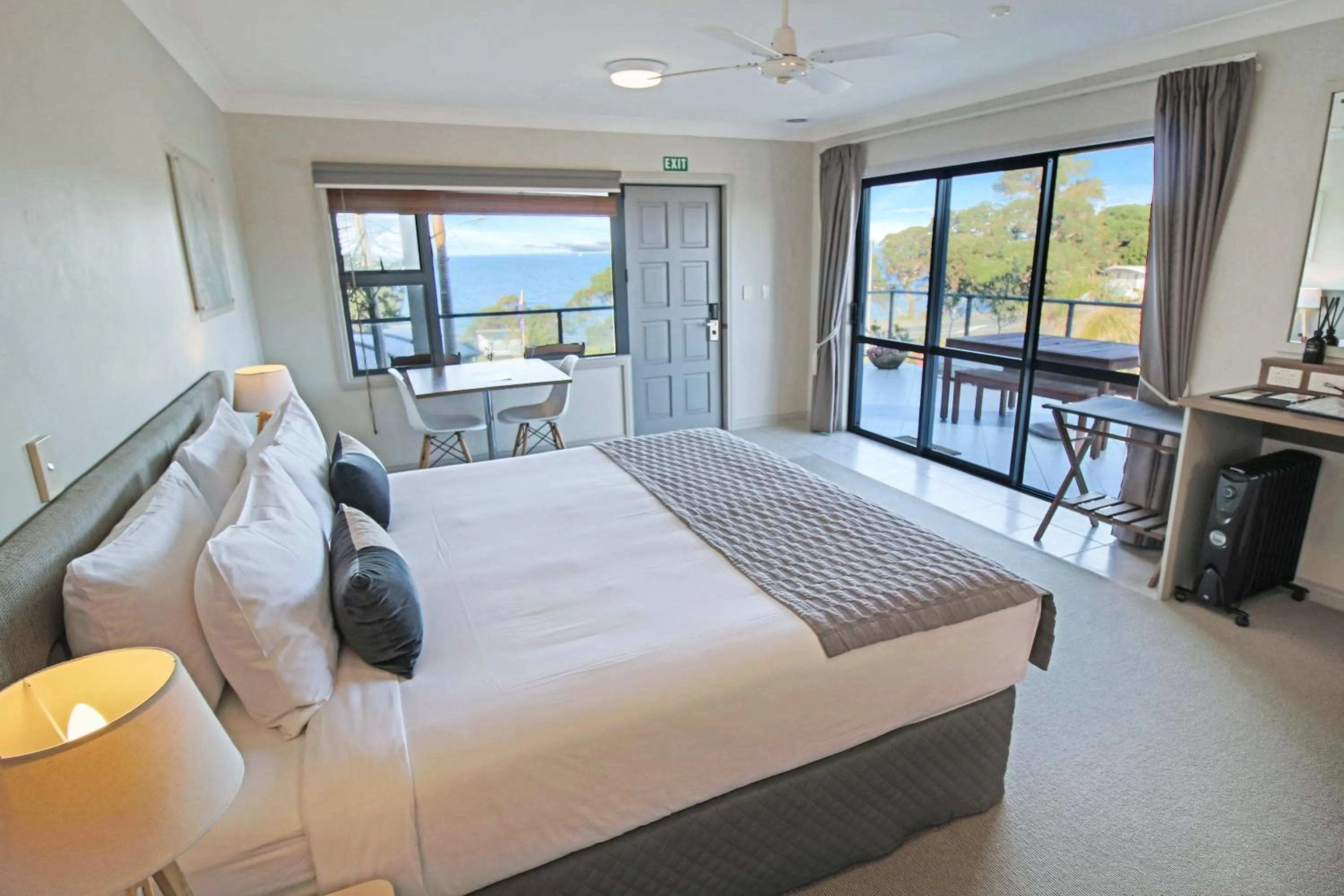 Bedroom, Bed in Whangaparaoa Lodge