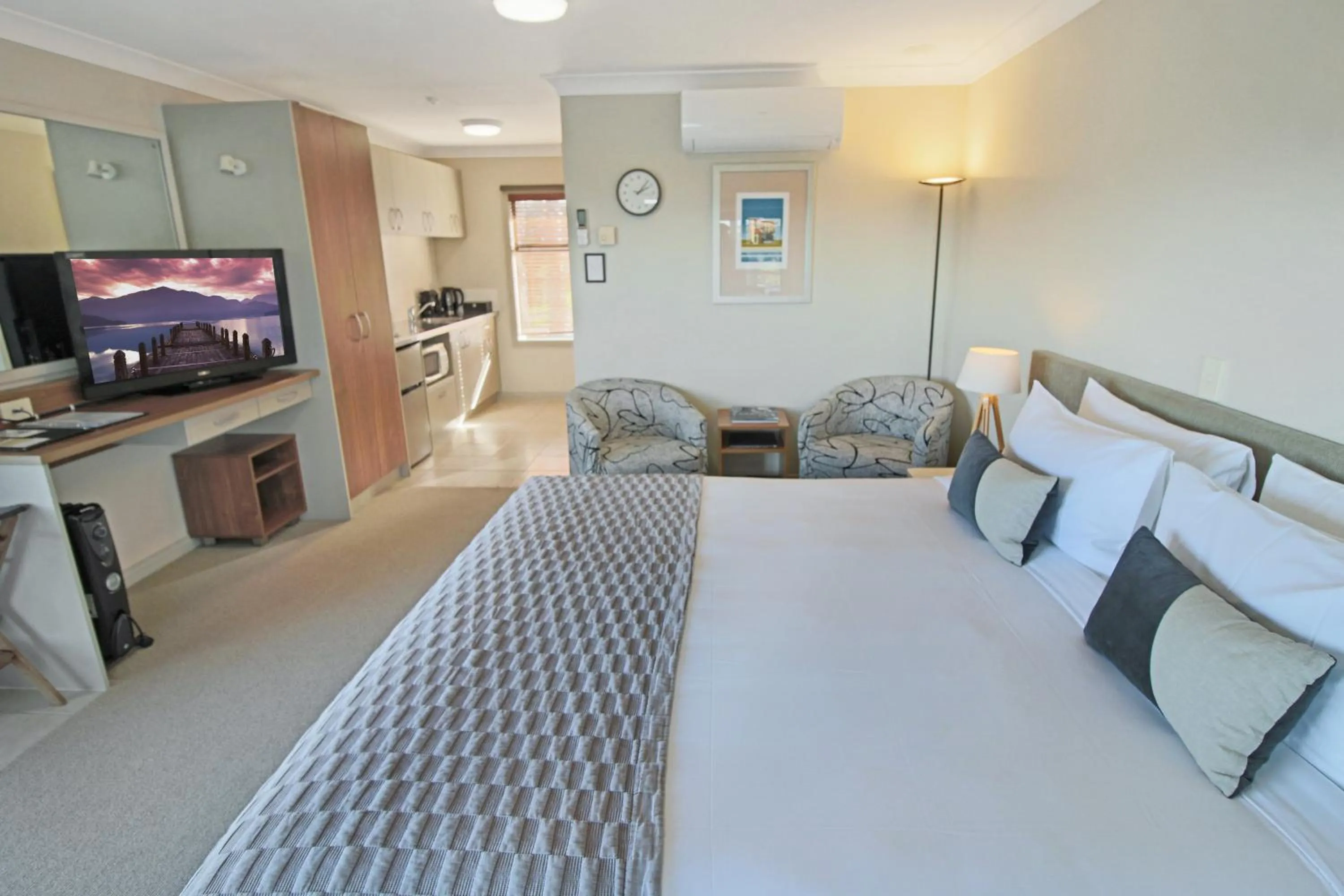 Bed in Whangaparaoa Lodge