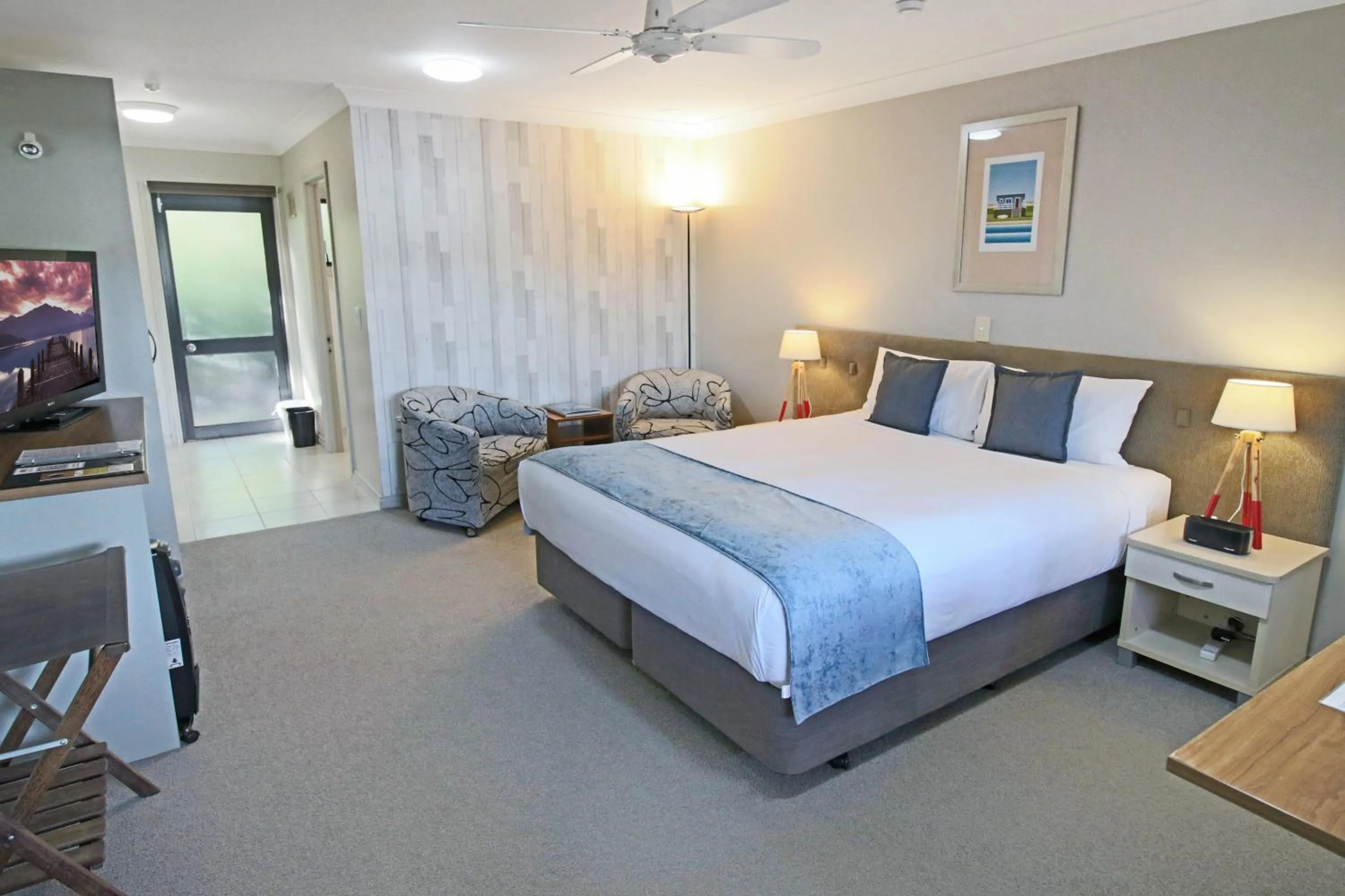 Bed in Whangaparaoa Lodge