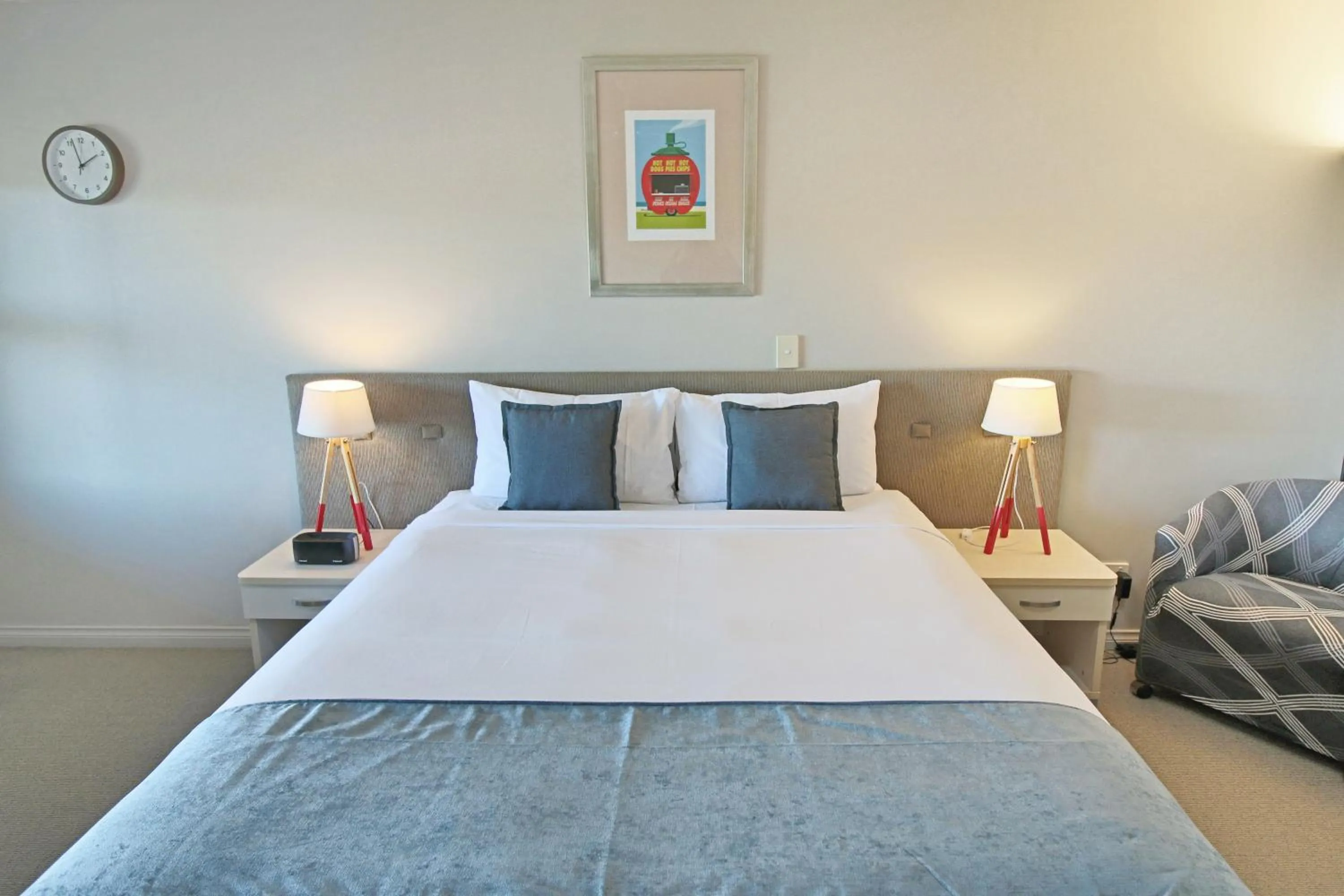 Bed in Whangaparaoa Lodge