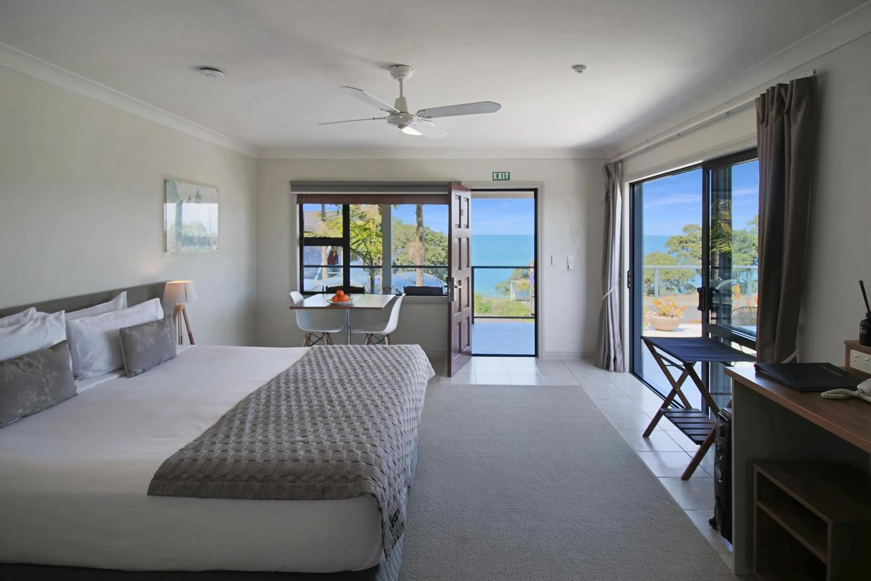 Bedroom, Bed in Whangaparaoa Lodge