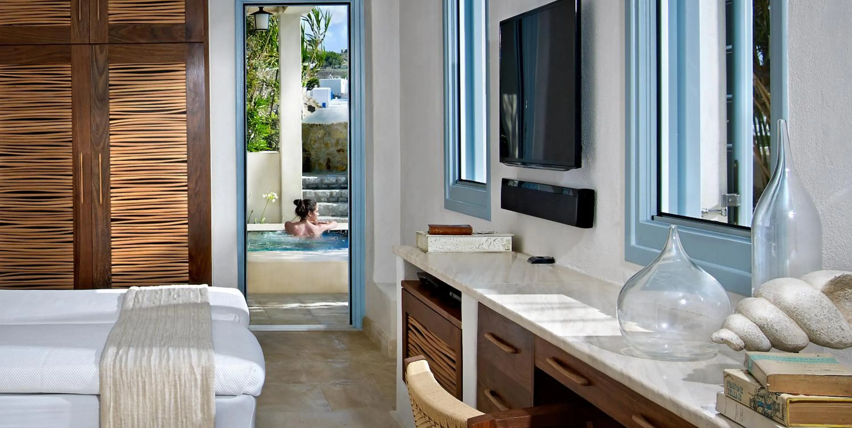 People, Bed in Belvedere Mykonos - Waterfront Villa & Suites - The Leading Hotels of the World