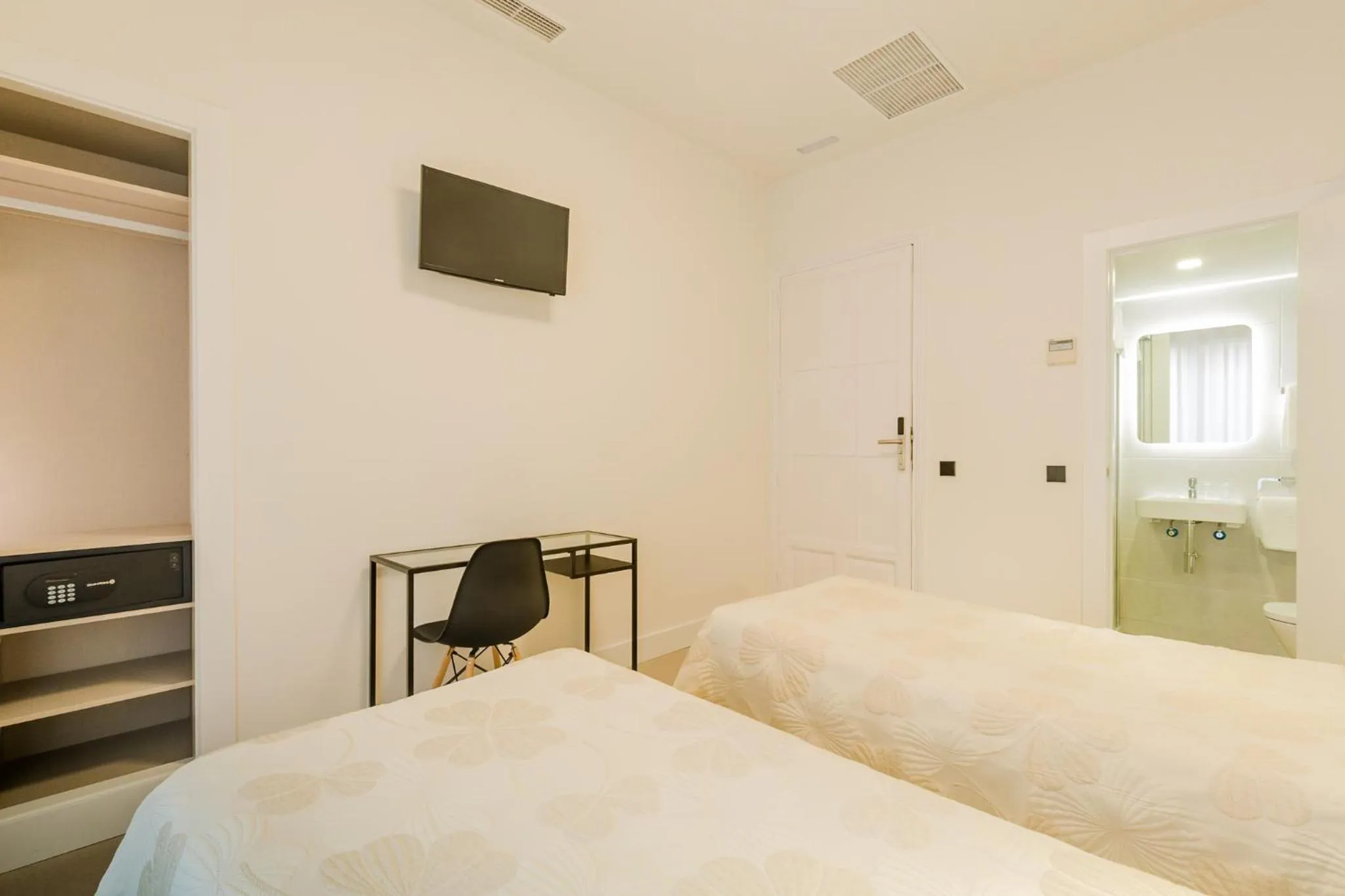 Bed in Hostal Excelsior