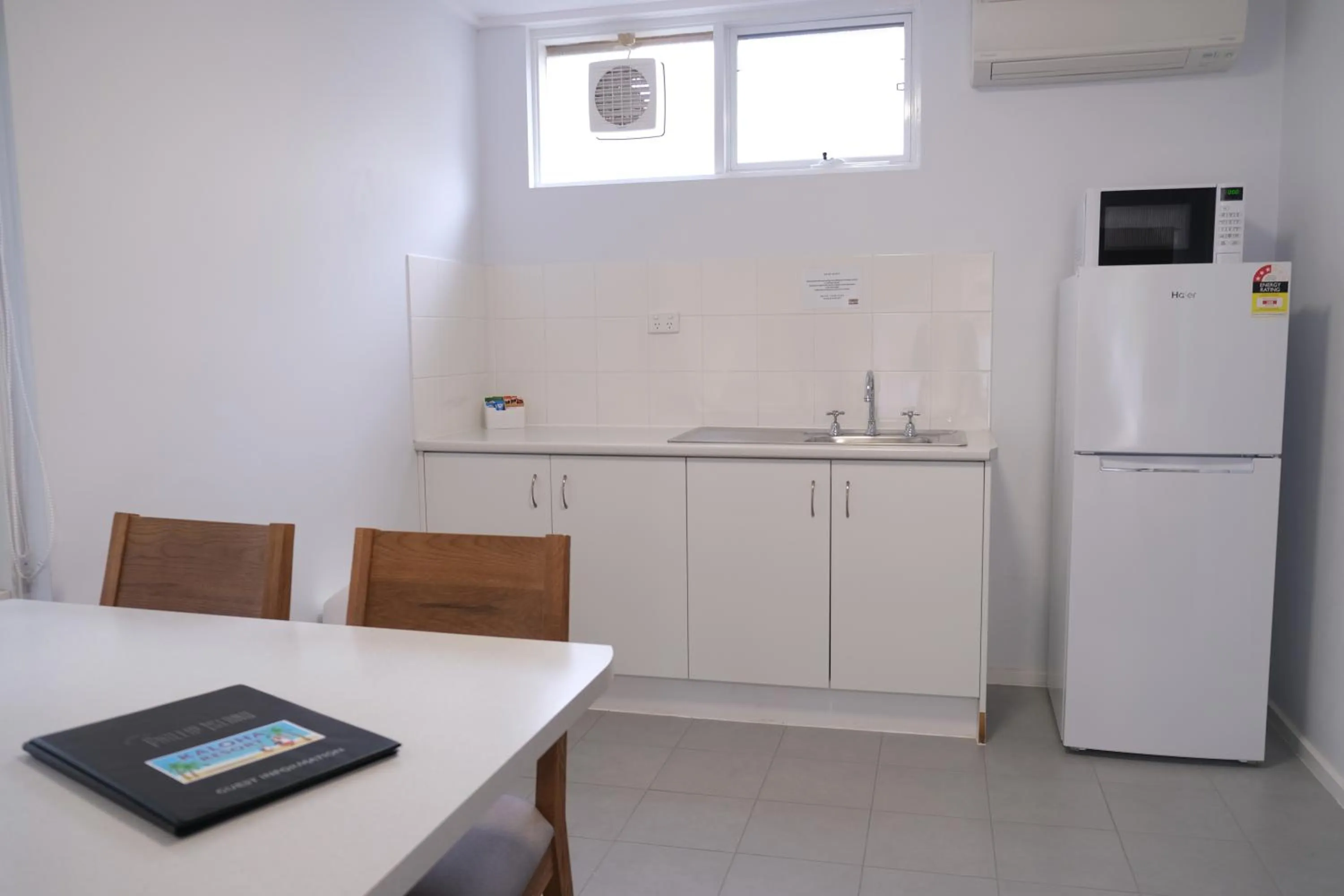 Kitchen or kitchenette in Kaloha Holiday Resort Phillip Island