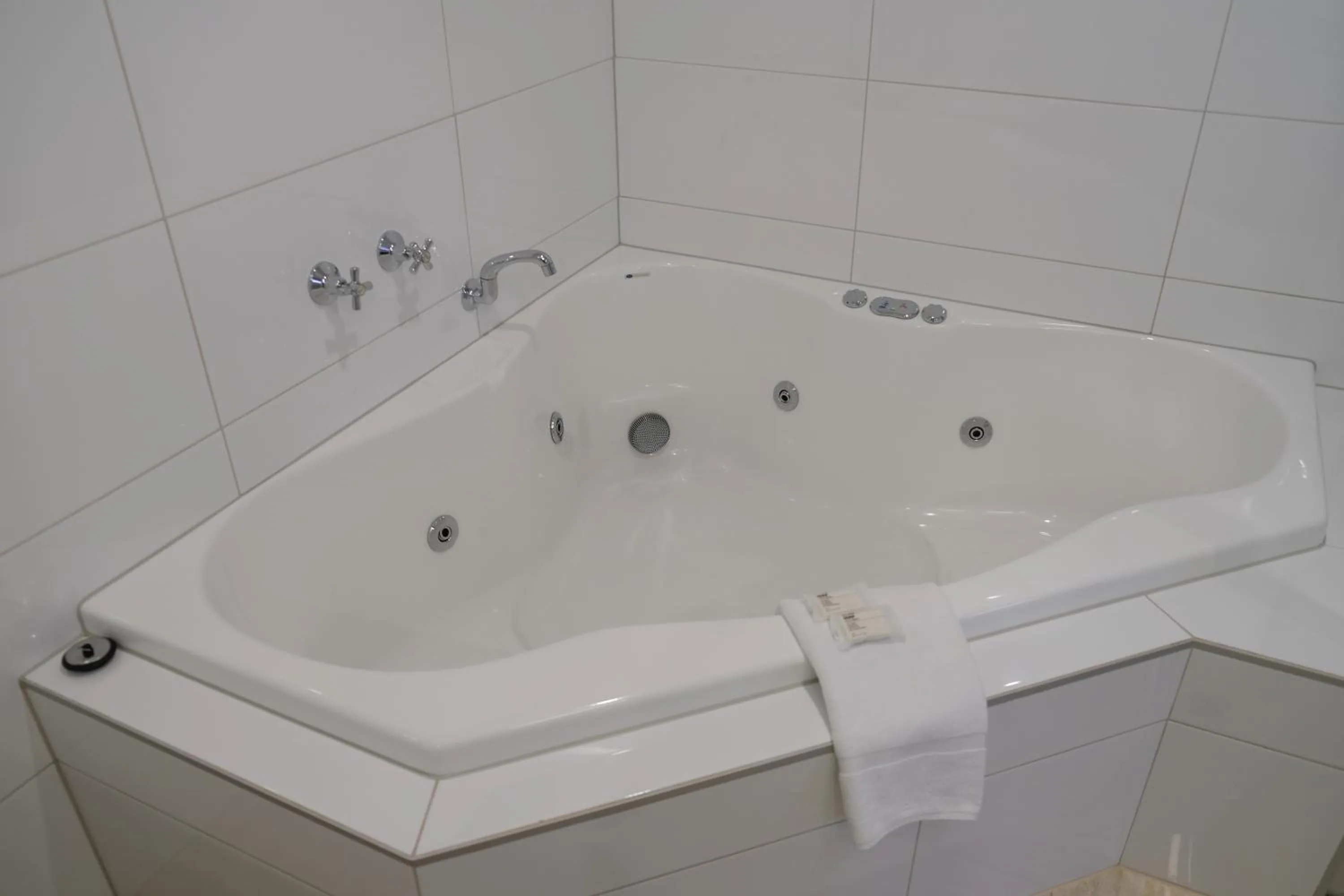 Bath in Kaloha Holiday Resort Phillip Island