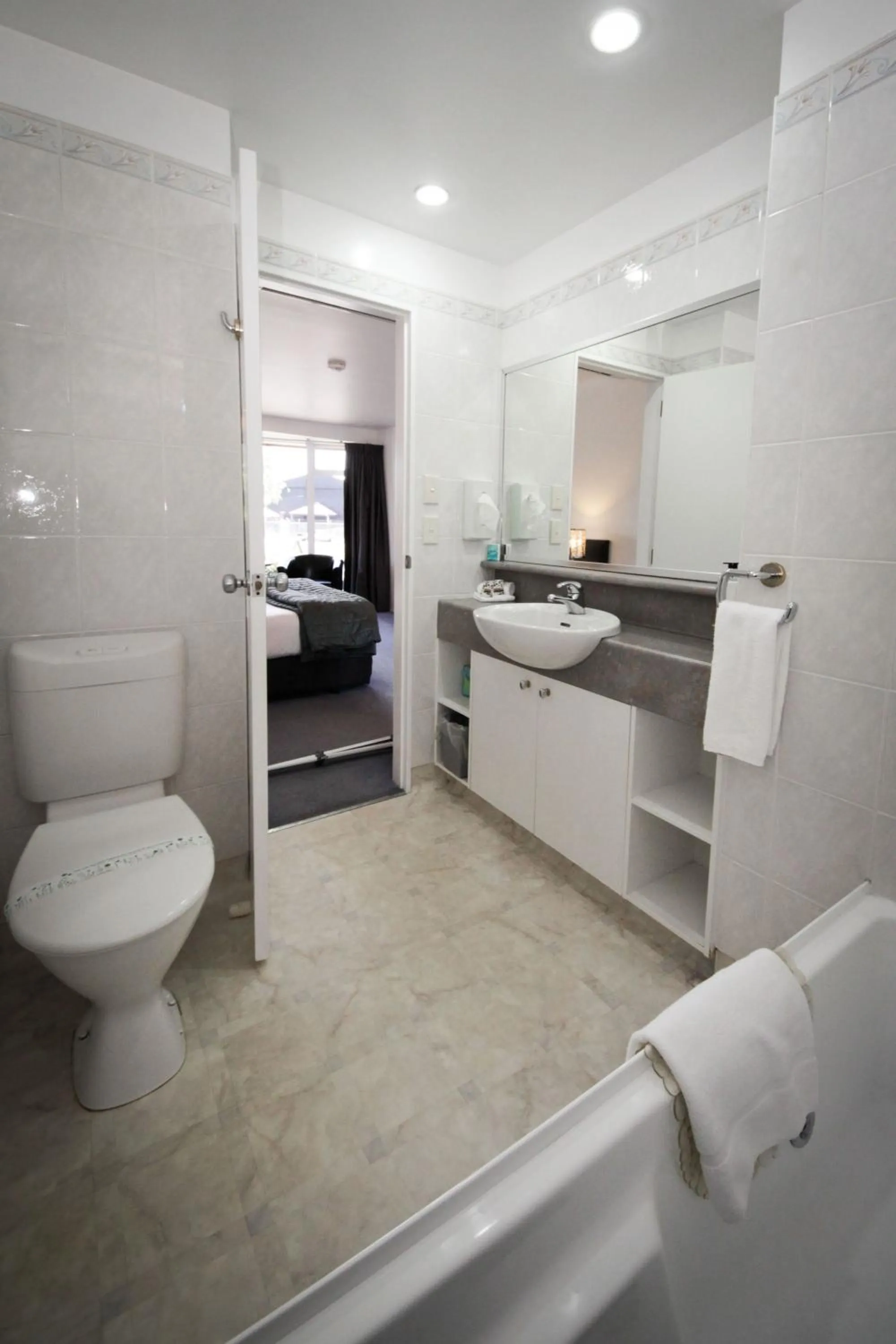 Toilet in Baywatch Motor Inn