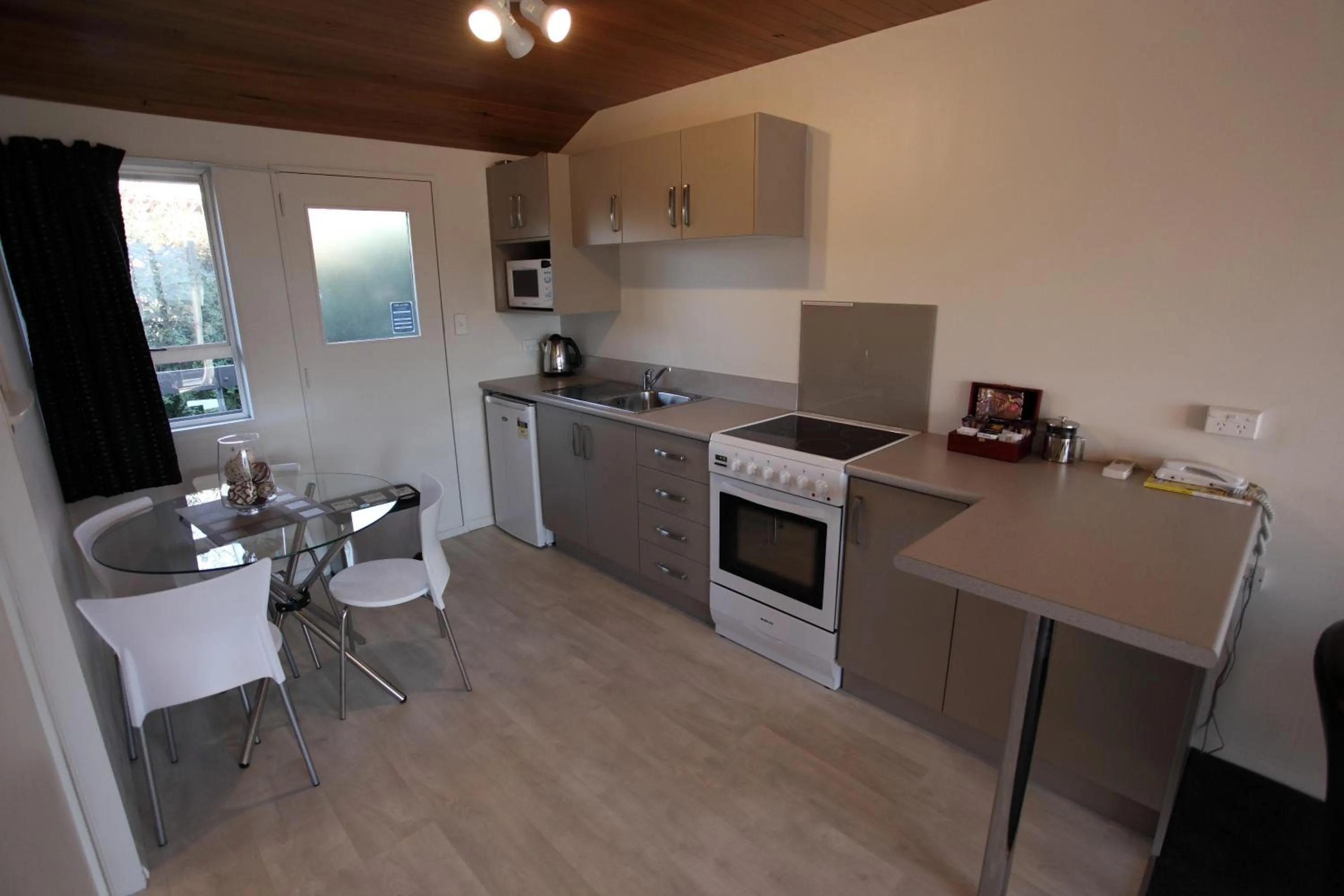 Kitchen or kitchenette in Aspen on King