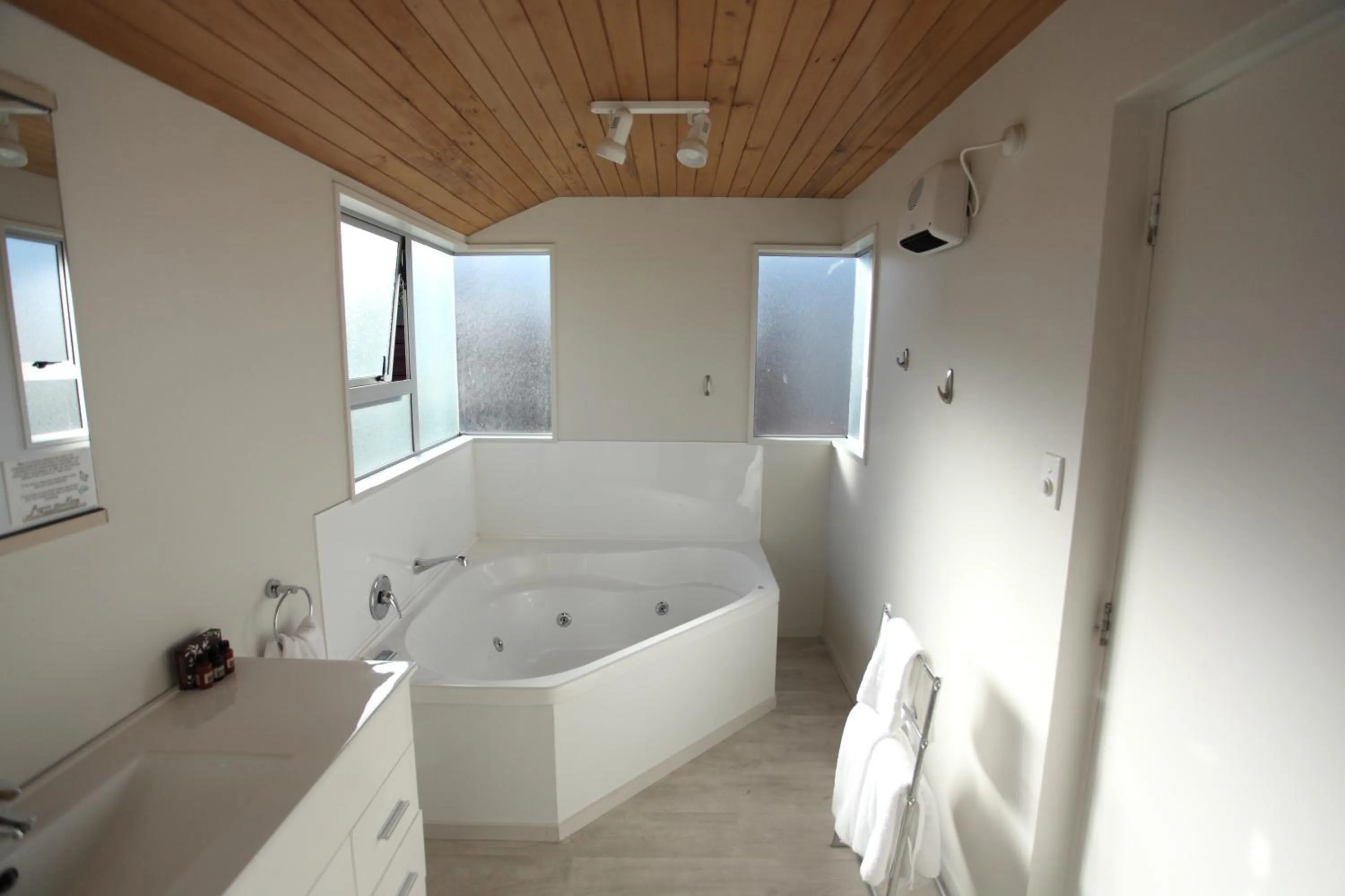 Bathroom in Aspen on King