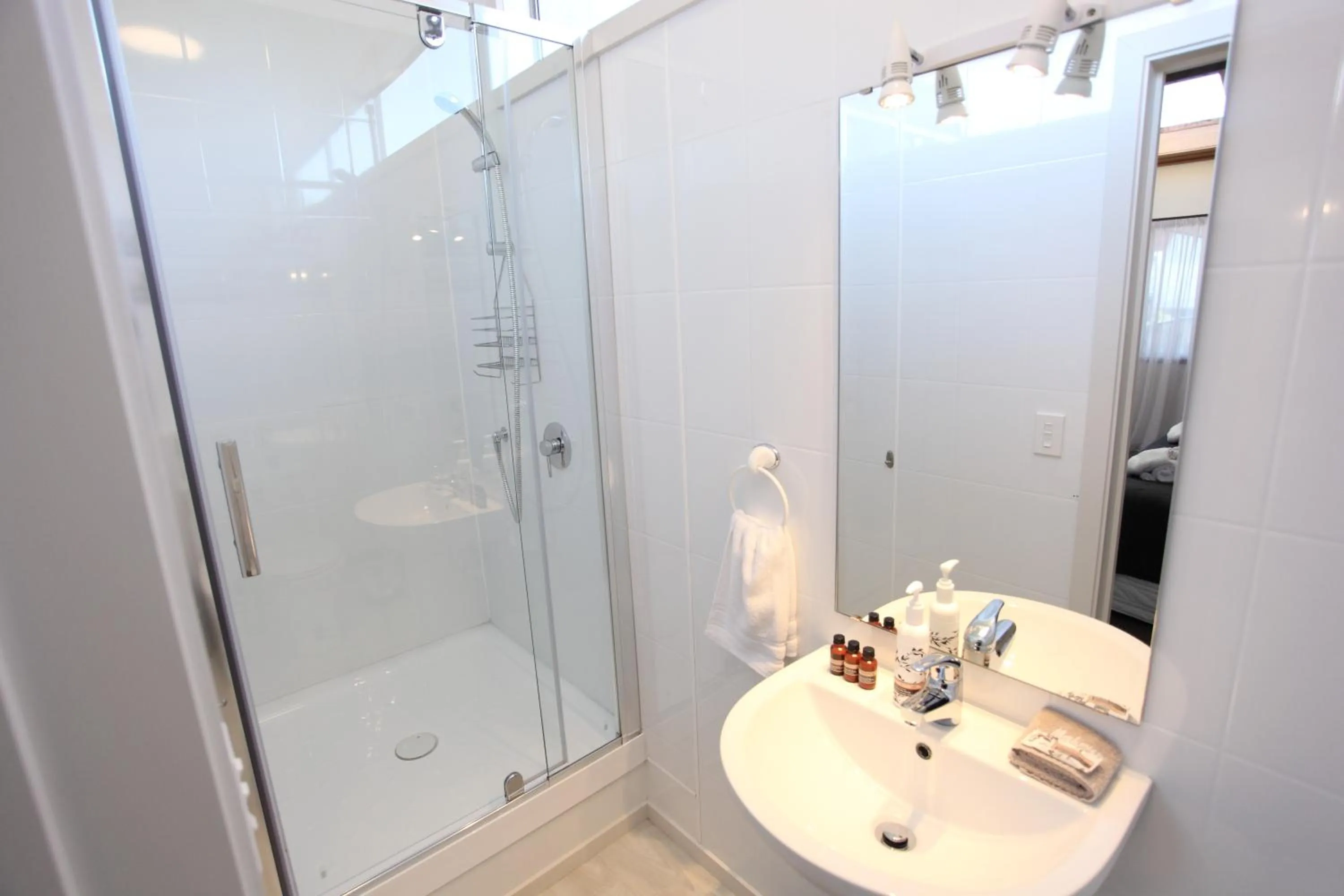 Shower in Aspen on King