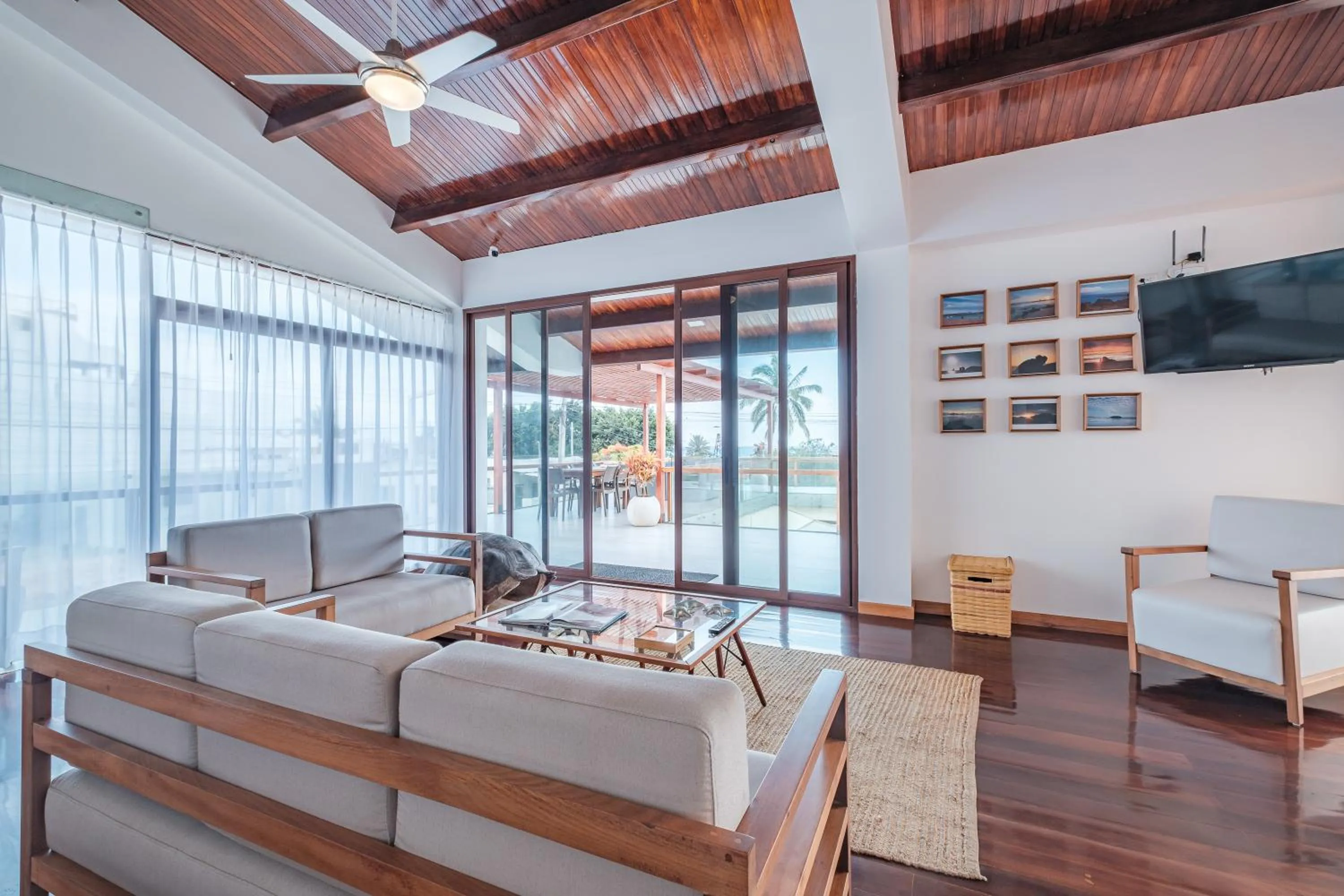 Communal lounge/ TV room, Bed in Hotel Acacia
