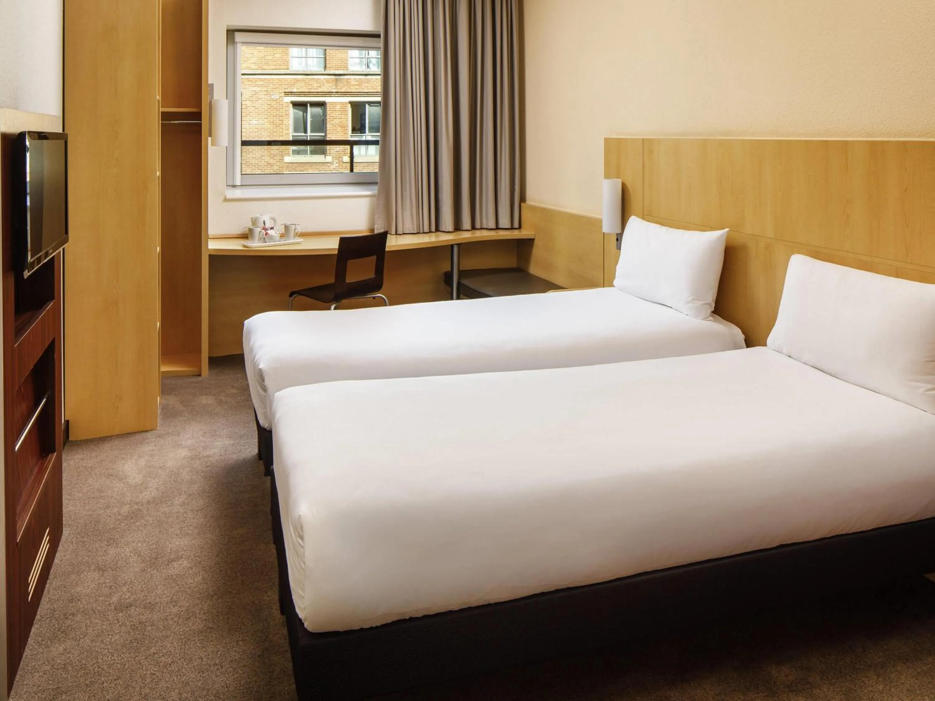 Bedroom, Bed in ibis Nottingham Centre