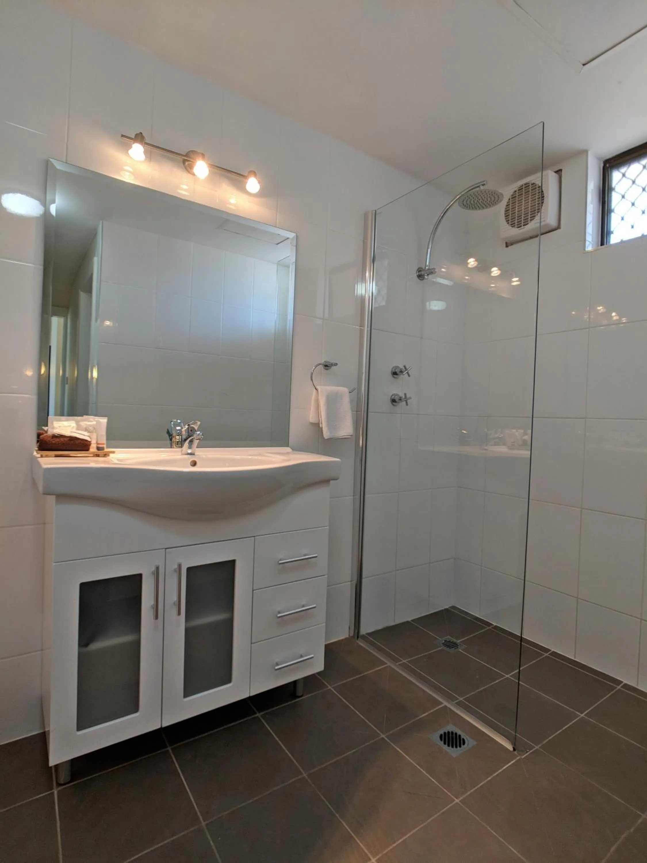 Bathroom in Quality Inn Dubbo International