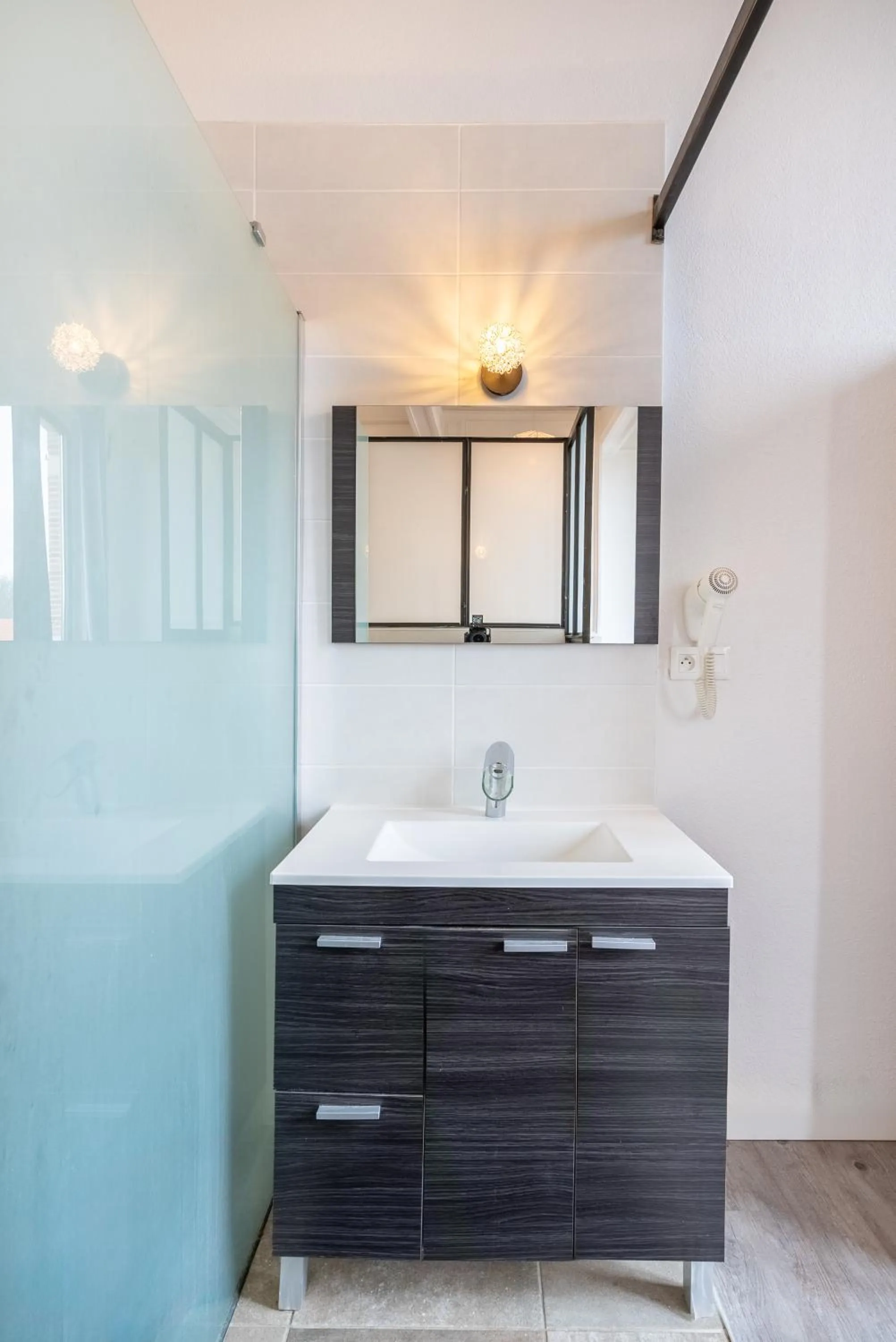 Shower in Château Fourclins Domaine privatif 15 personnes Parc & Bassin naturel Proche Toulouse