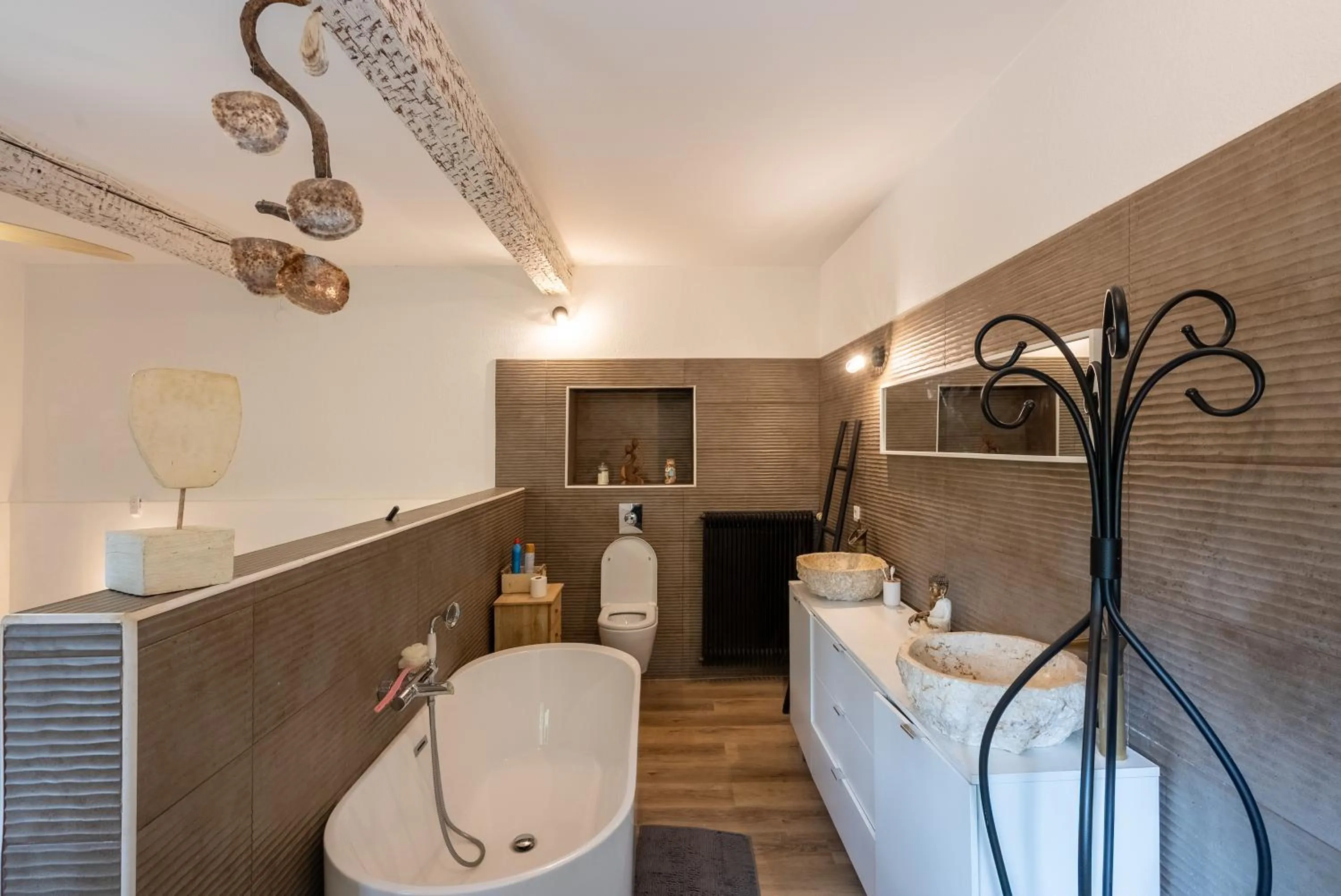 Shower in Château Fourclins Domaine privatif 15 personnes Parc & Bassin naturel Proche Toulouse