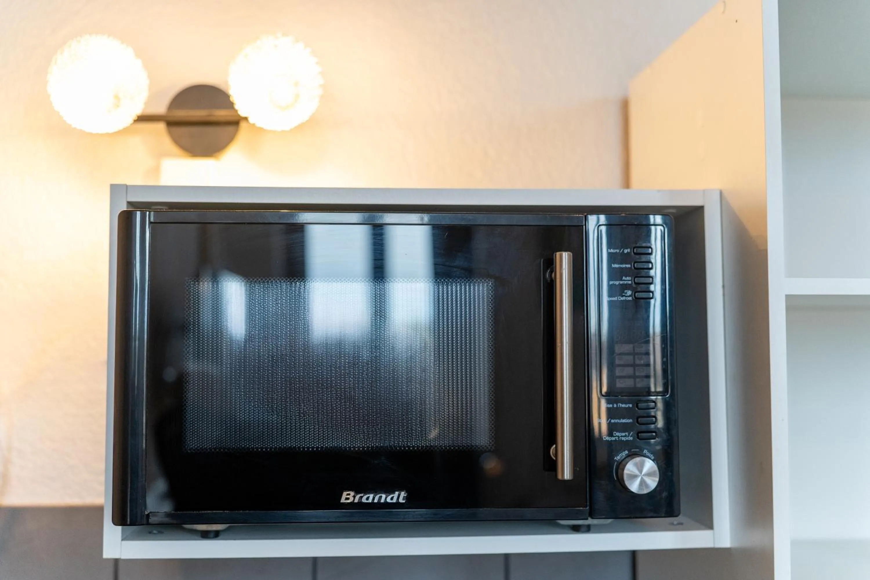 TV and multimedia in Château Fourclins Domaine privatif 15 personnes Parc & Bassin naturel Proche Toulouse