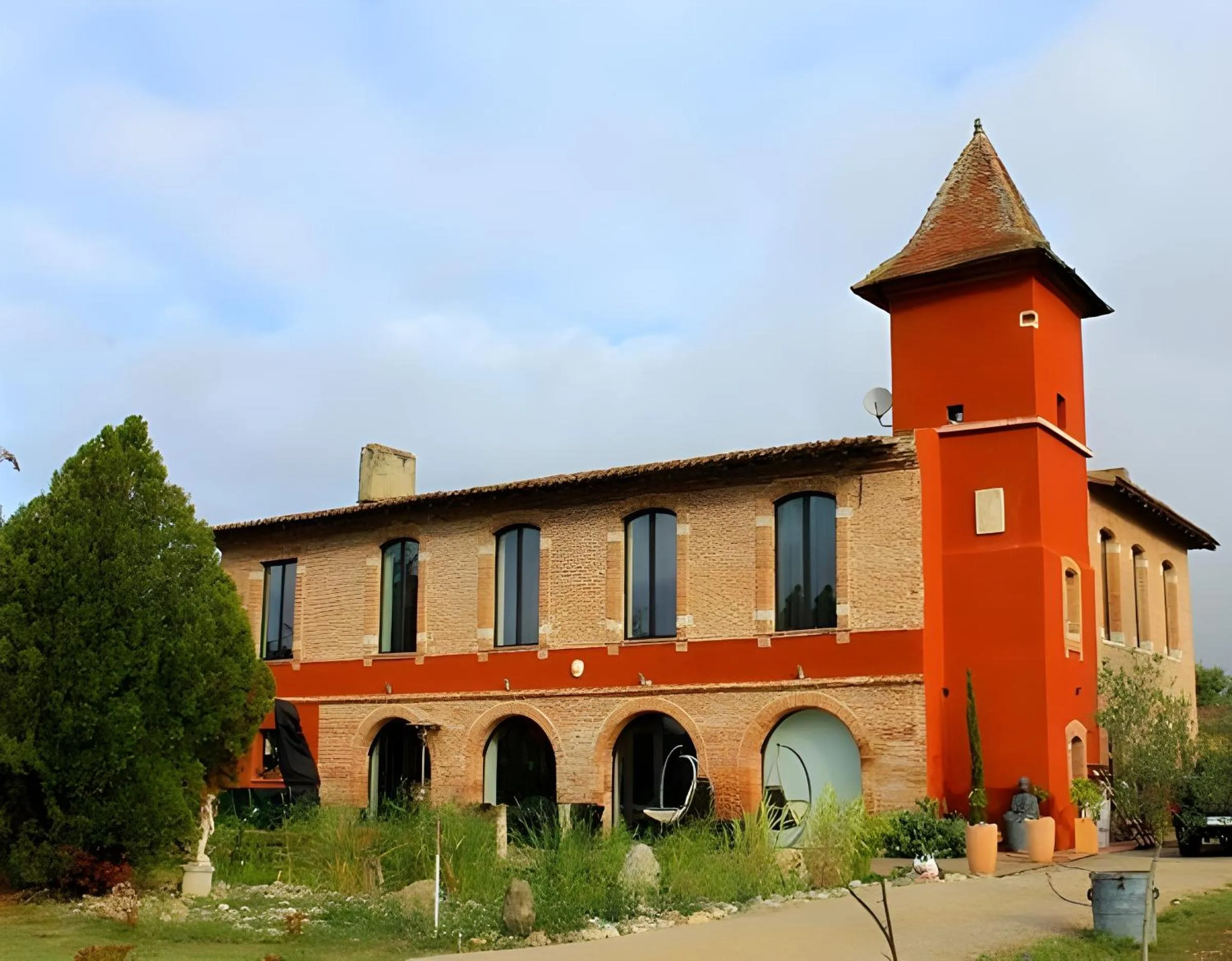 Property building in Château Fourclins Domaine privatif 15 personnes Parc & Bassin naturel Proche Toulouse
