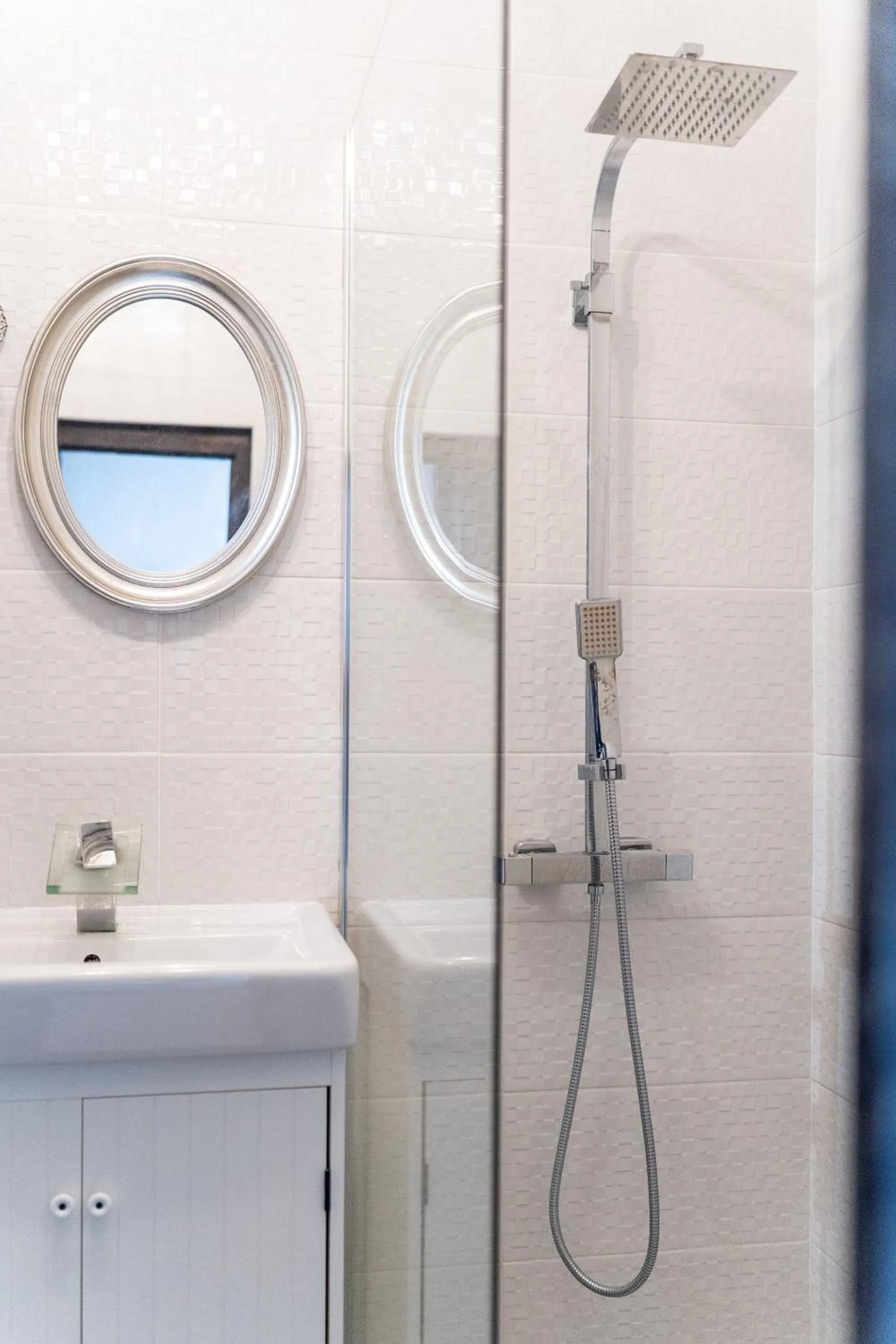 Shower in Château Fourclins Domaine privatif 15 personnes Parc & Bassin naturel Proche Toulouse