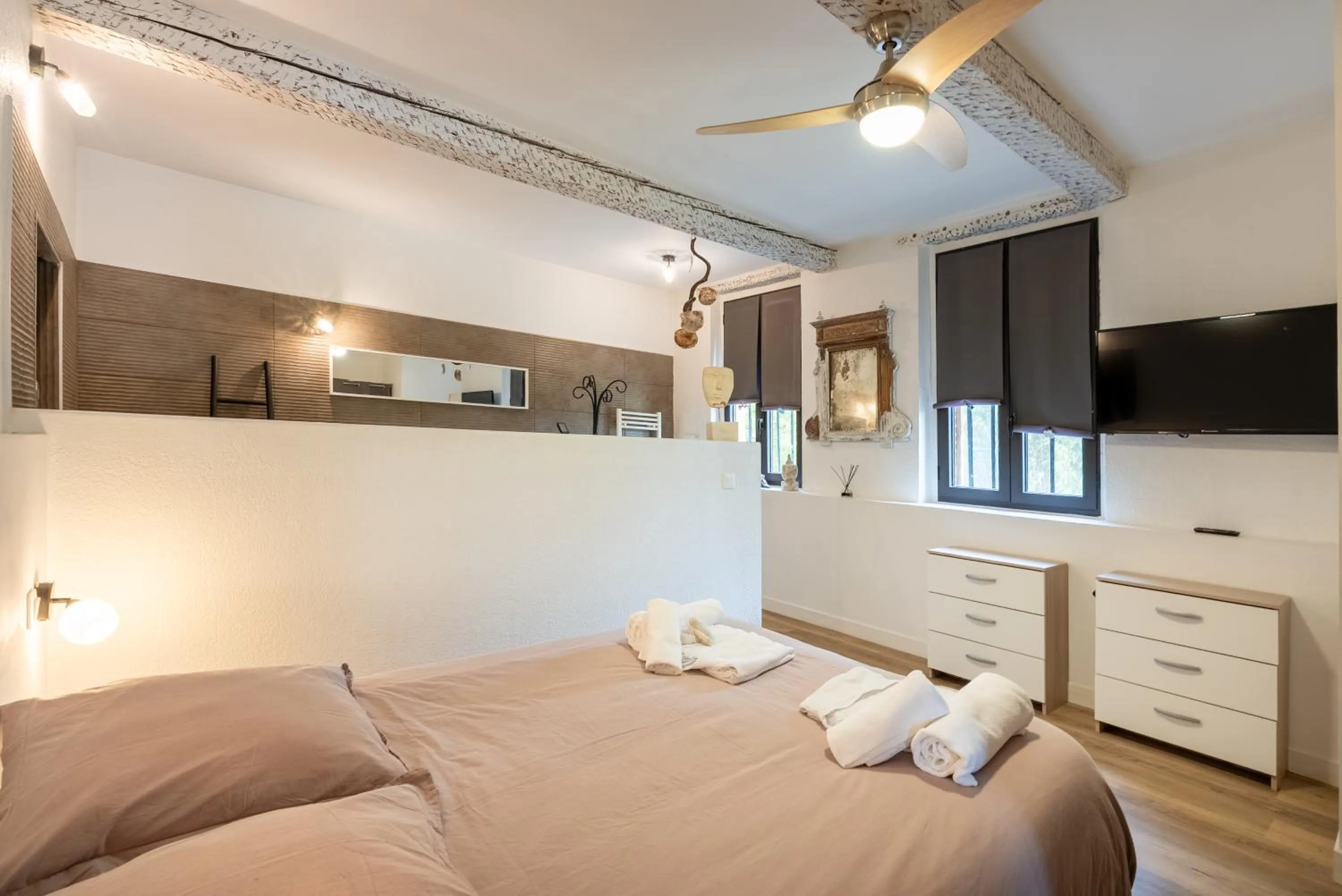 Bed in Château Fourclins Domaine privatif 15 personnes Parc & Bassin naturel Proche Toulouse