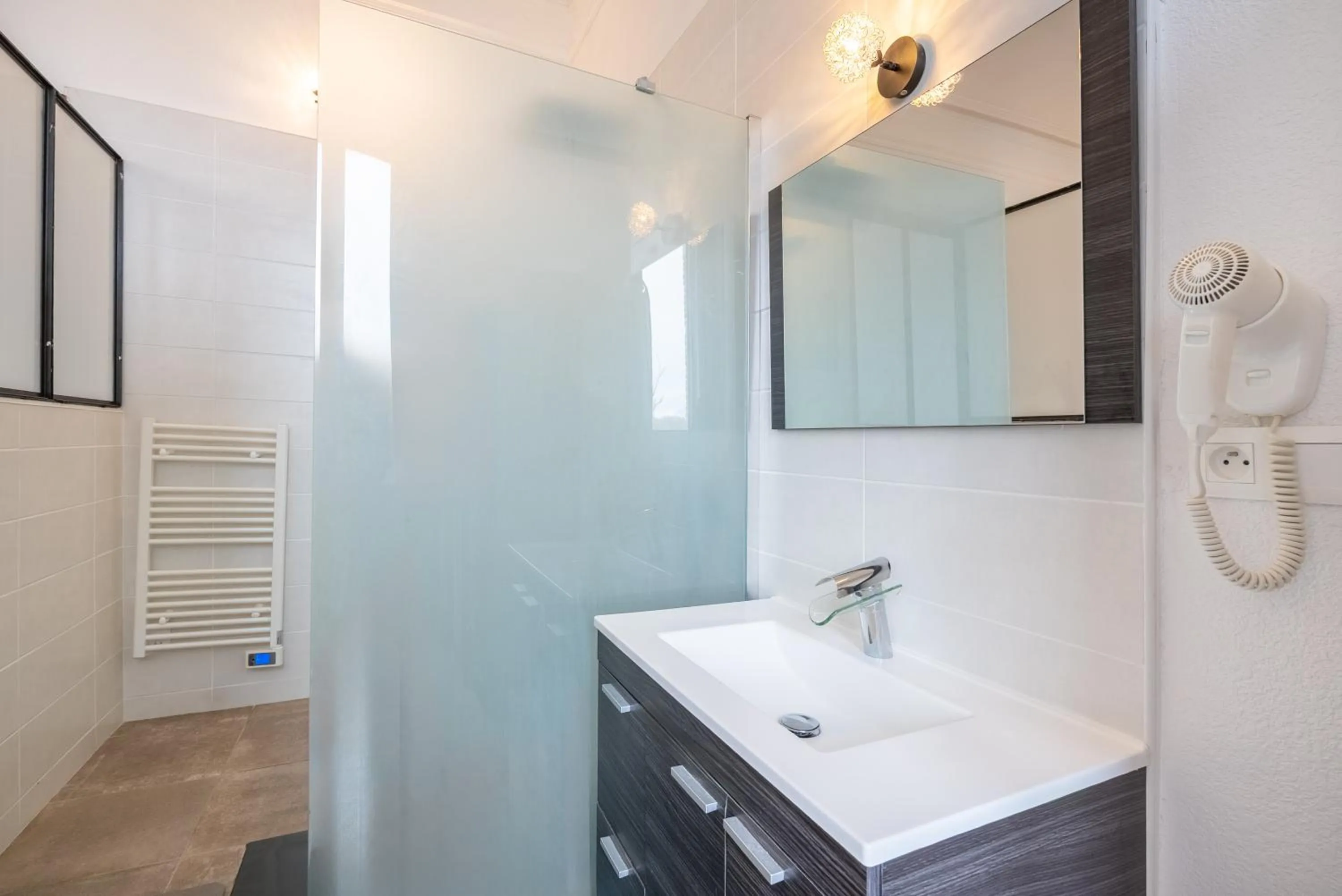 Shower in Château Fourclins Domaine privatif 15 personnes Parc & Bassin naturel Proche Toulouse