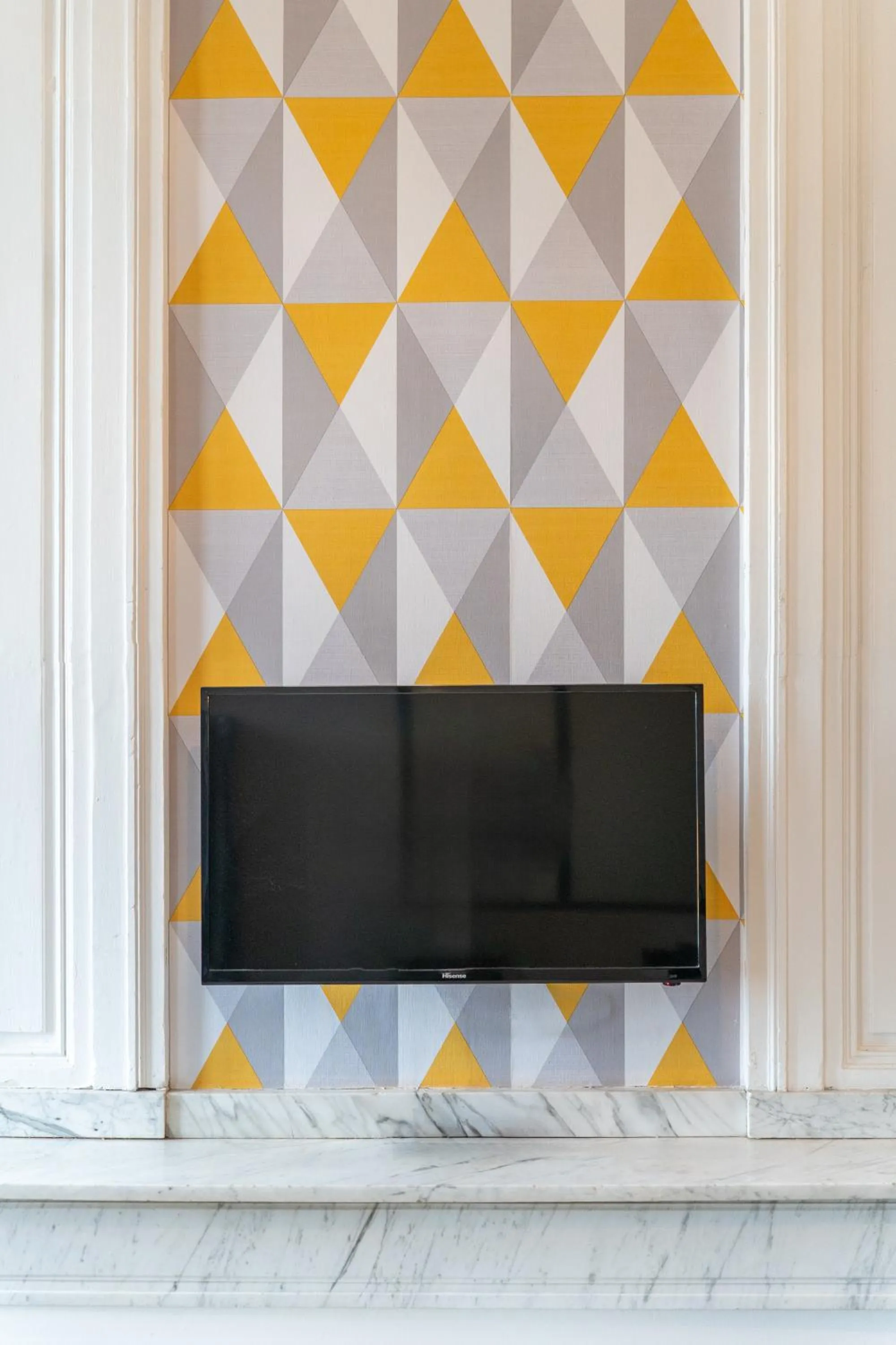 TV and multimedia in Château Fourclins Domaine privatif 15 personnes Parc & Bassin naturel Proche Toulouse