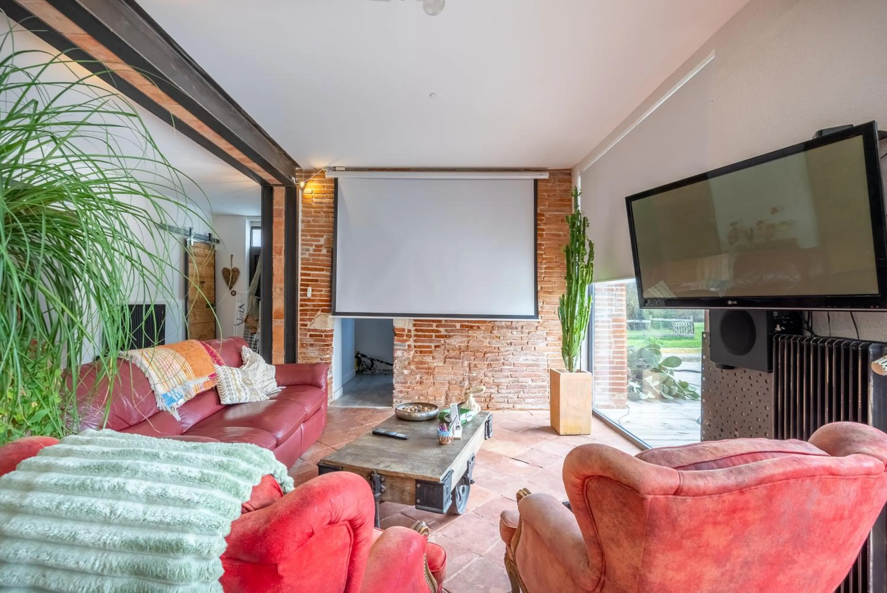 Communal lounge/ TV room in Château Fourclins Domaine privatif 15 personnes Parc & Bassin naturel Proche Toulouse