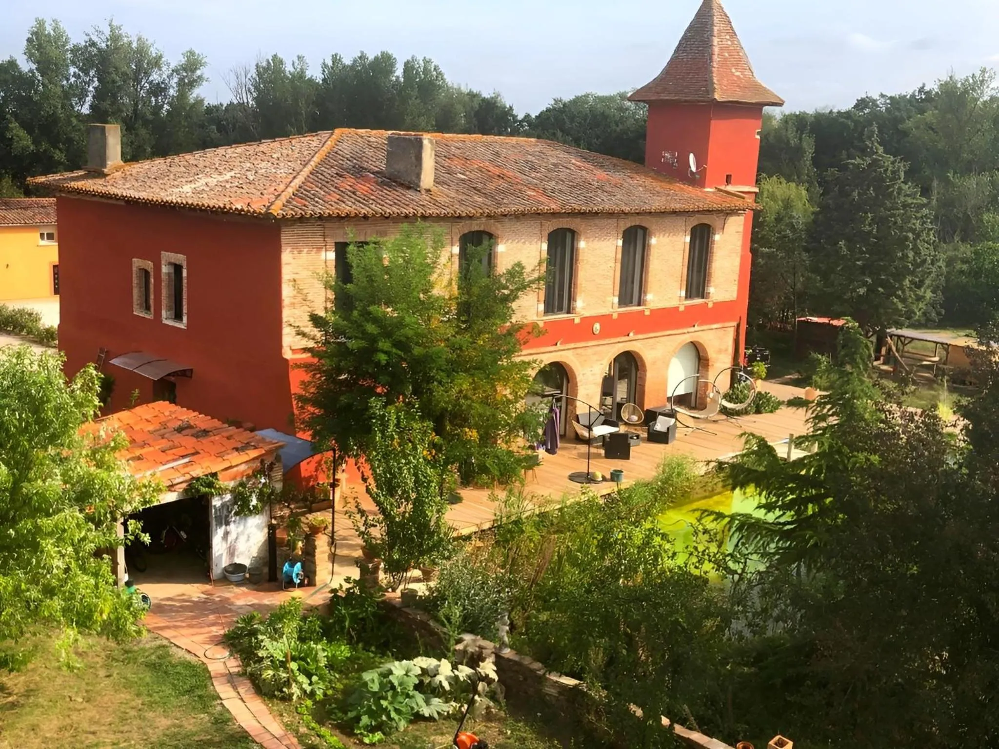 Property building in Château Fourclins Domaine privatif 15 personnes Parc & Bassin naturel Proche Toulouse