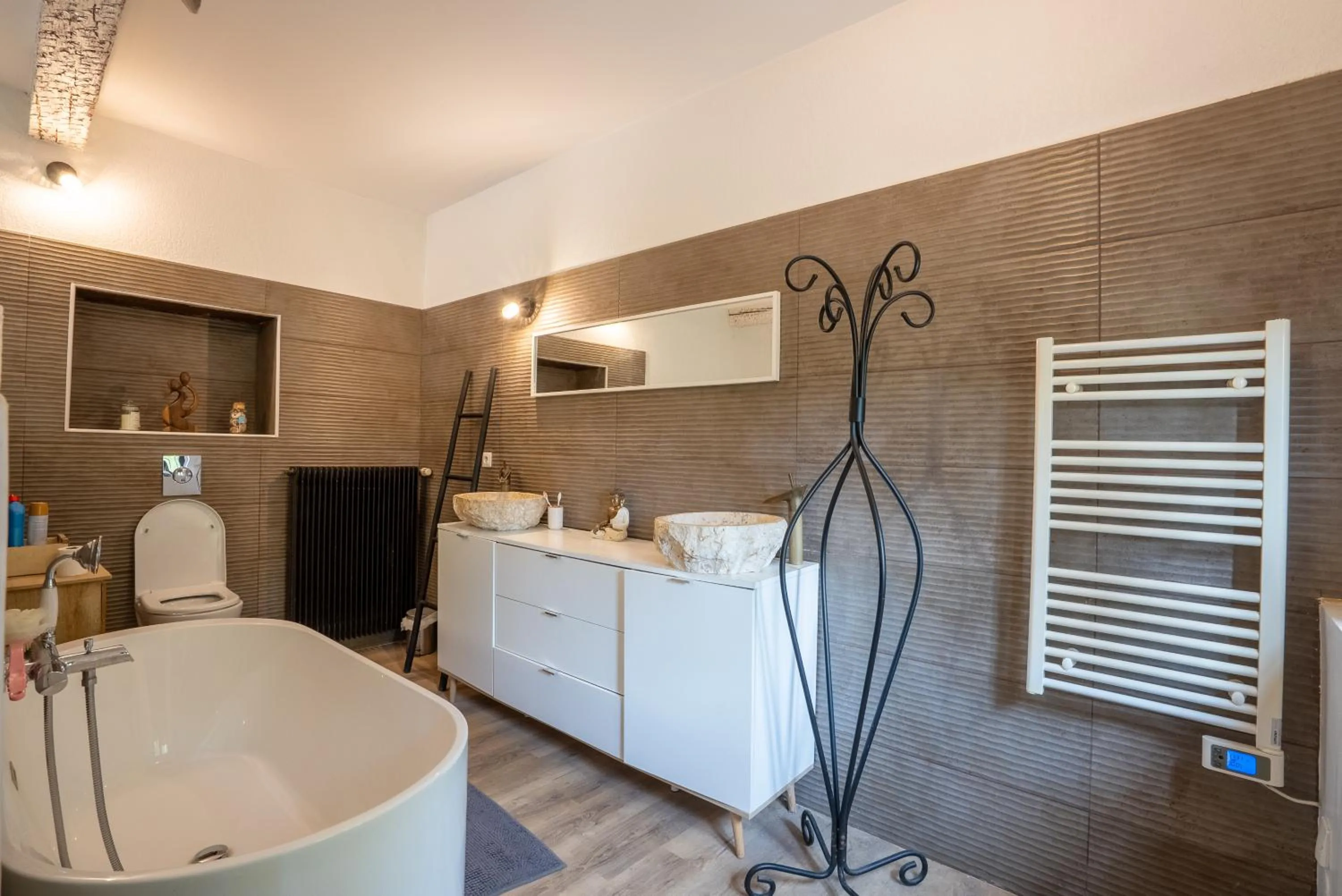 Bathroom in Château Fourclins Domaine privatif 15 personnes Parc & Bassin naturel Proche Toulouse