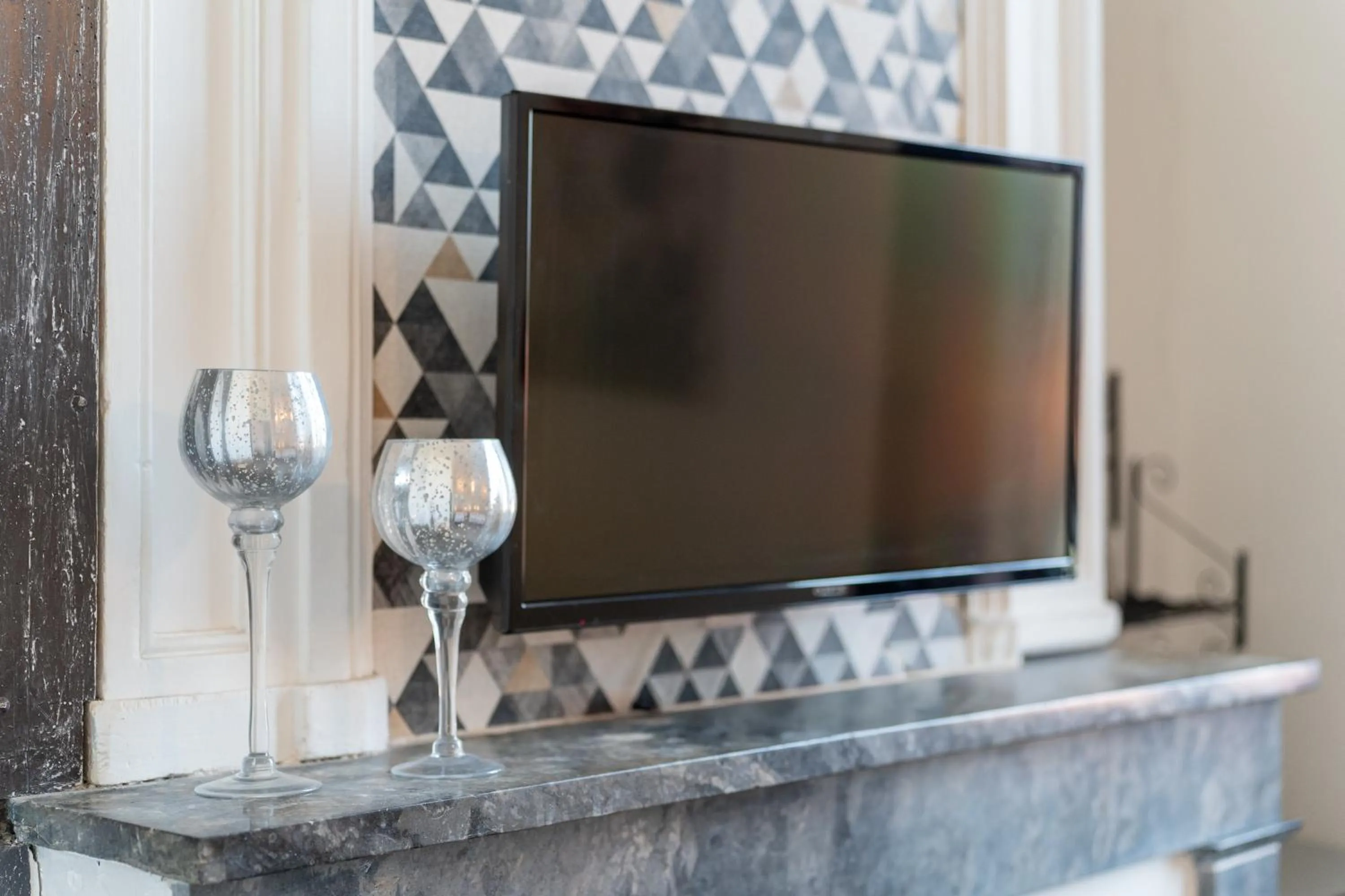 TV and multimedia in Château Fourclins Domaine privatif 15 personnes Parc & Bassin naturel Proche Toulouse