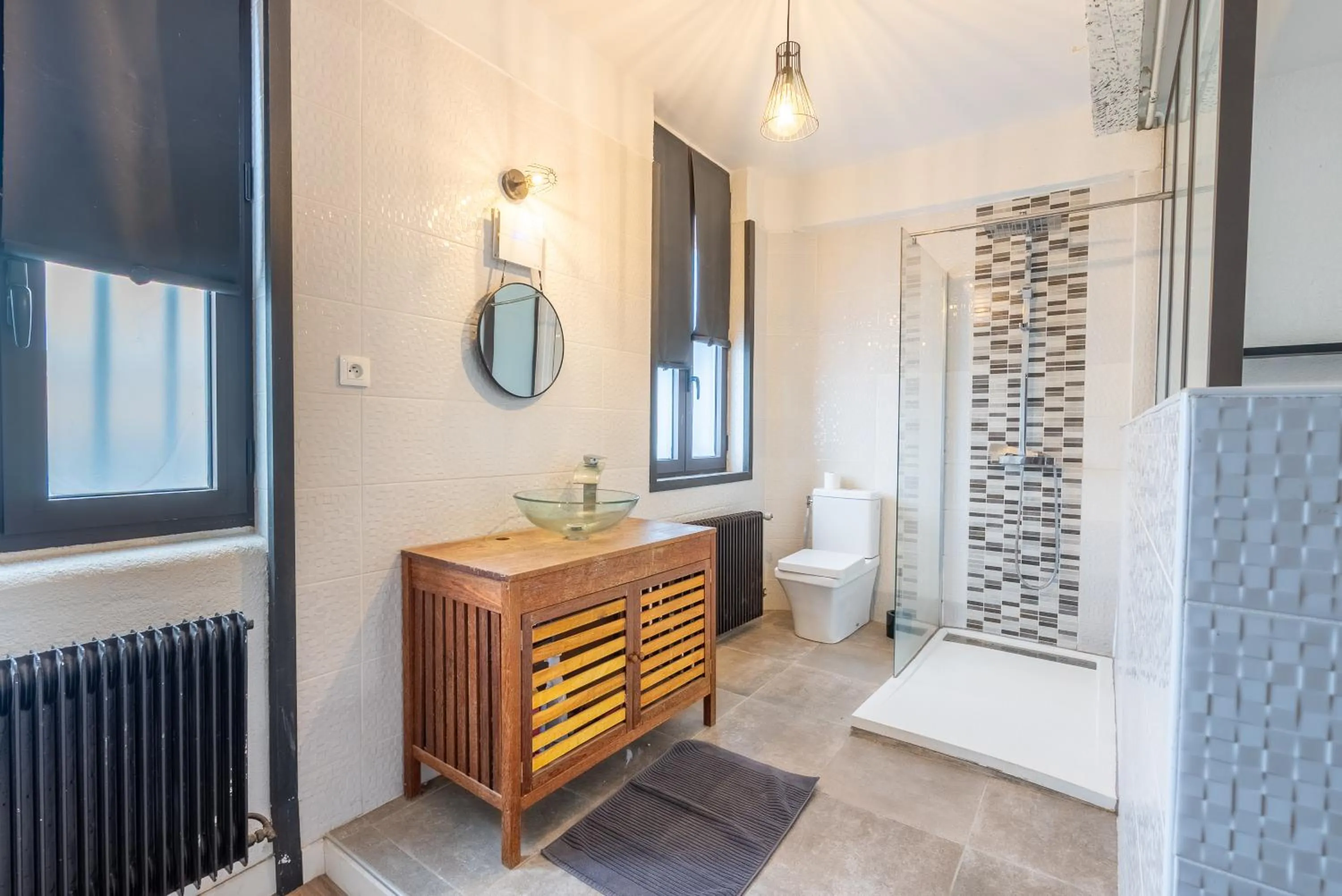 Toilet in Château Fourclins Domaine privatif 15 personnes Parc & Bassin naturel Proche Toulouse