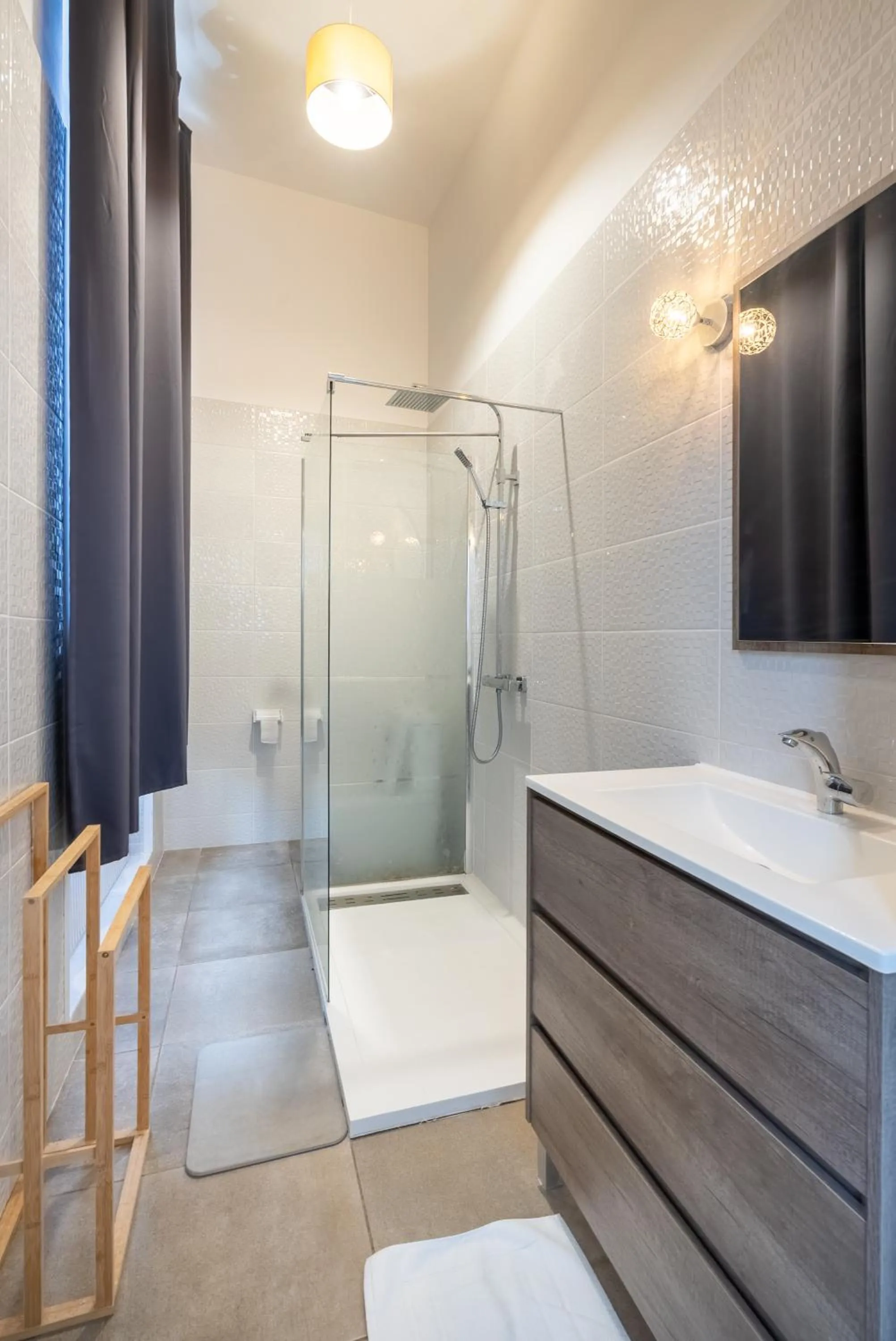 Shower in Château Fourclins Domaine privatif 15 personnes Parc & Bassin naturel Proche Toulouse