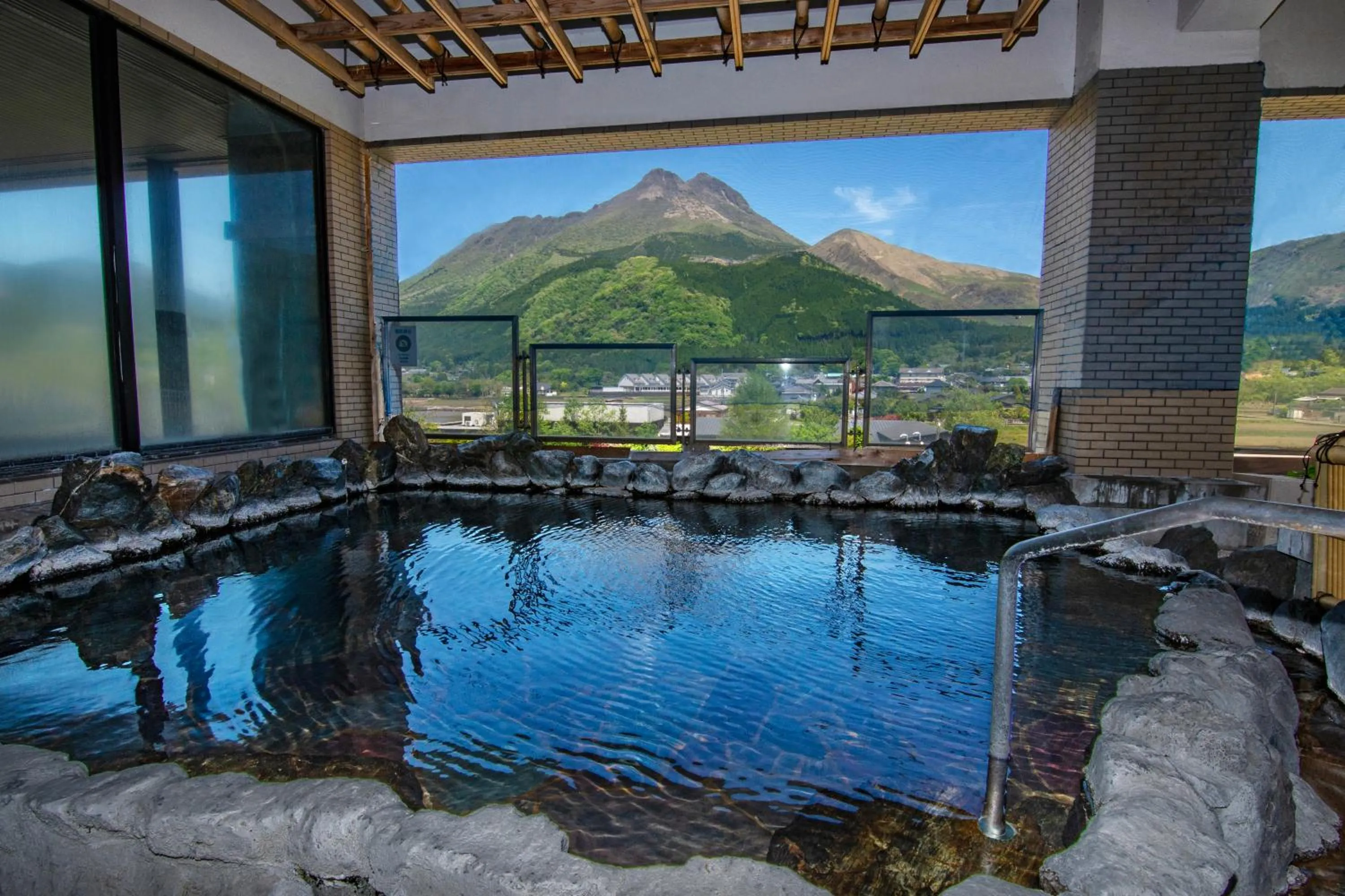 Open Air Bath in Yufuin Hotel Shuhokan
