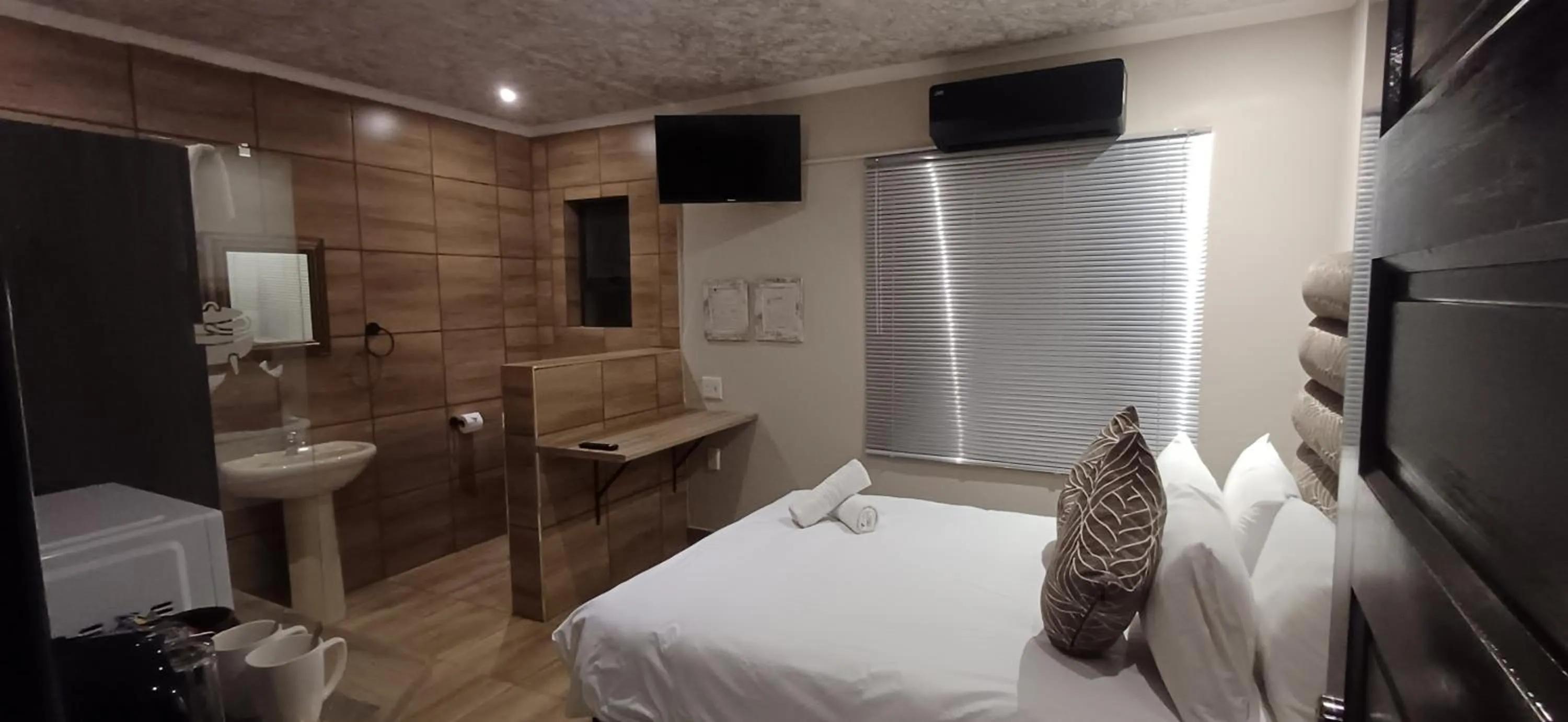 Bathroom, Bed in Potties Guesthouse