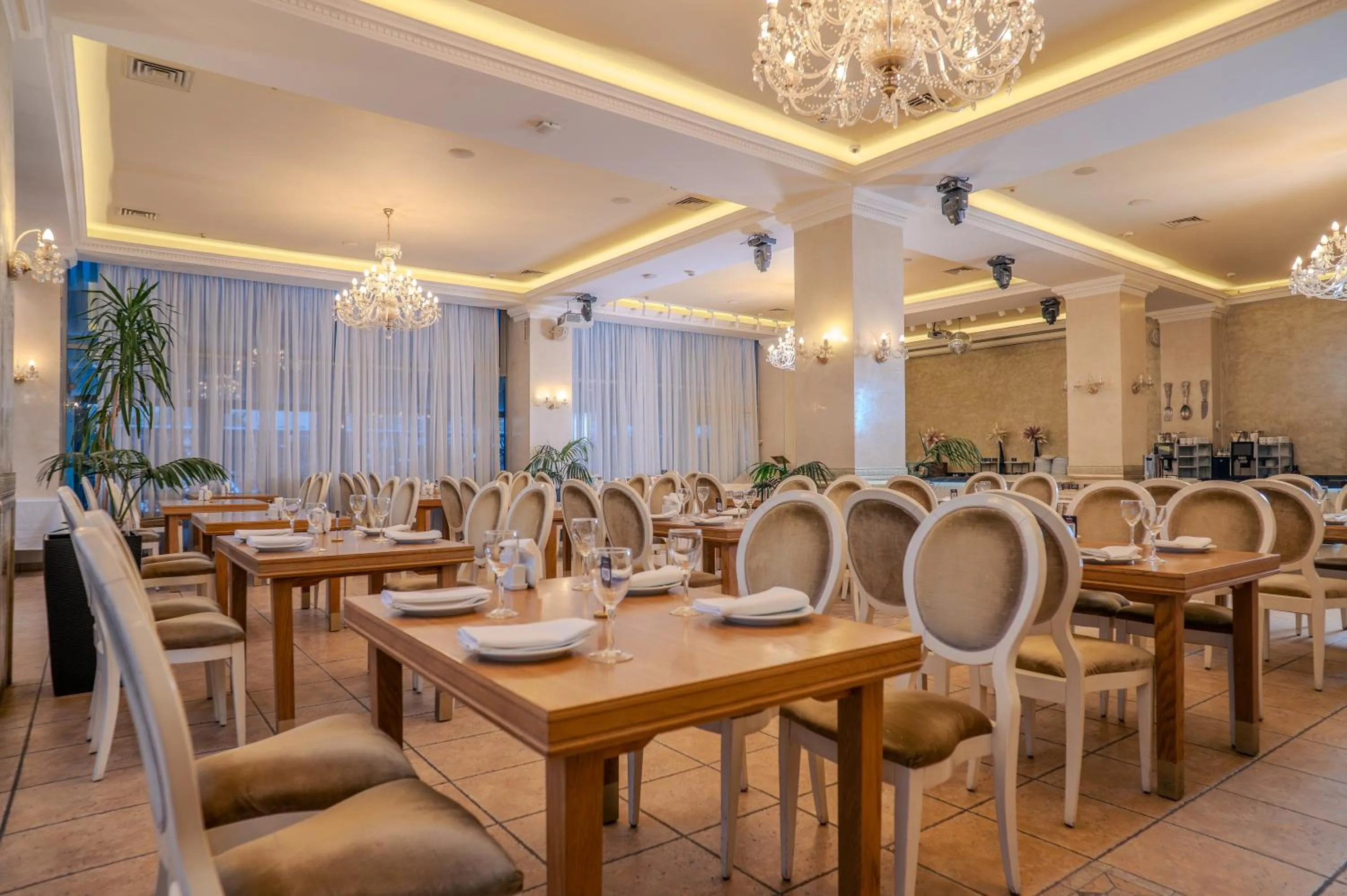 Restaurant/places to eat in Nadiya Hotel