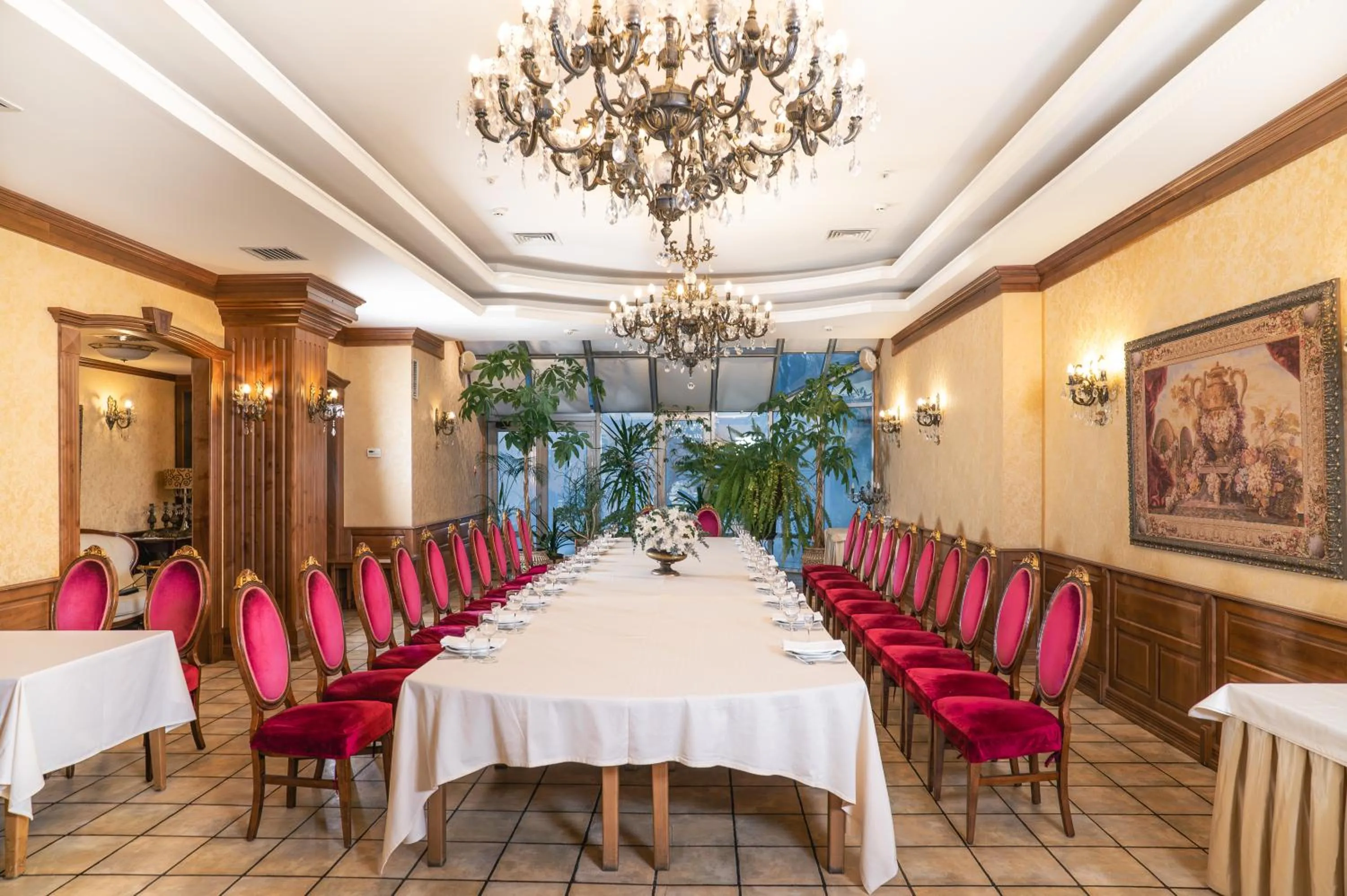 Restaurant/places to eat in Nadiya Hotel