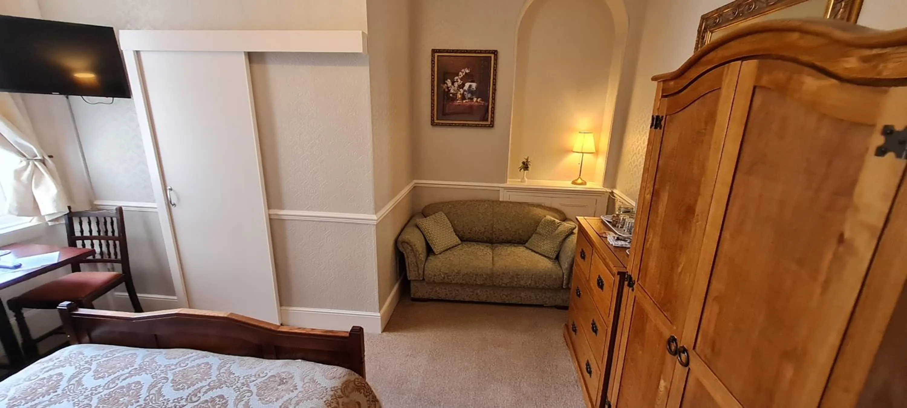 Bed in The Pendennis Guest House