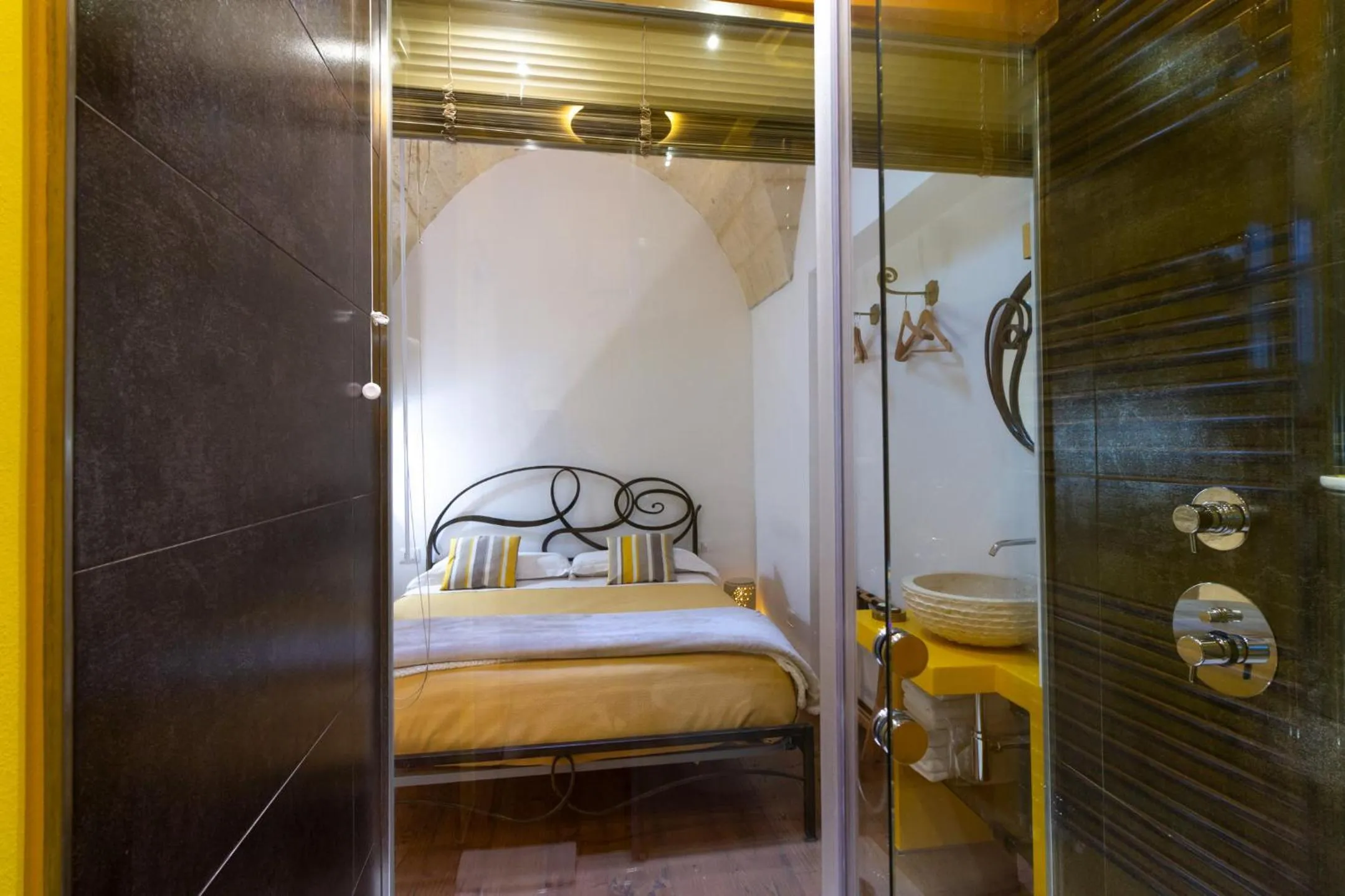 Shower, Bed in Le Nicchie luxury rooms